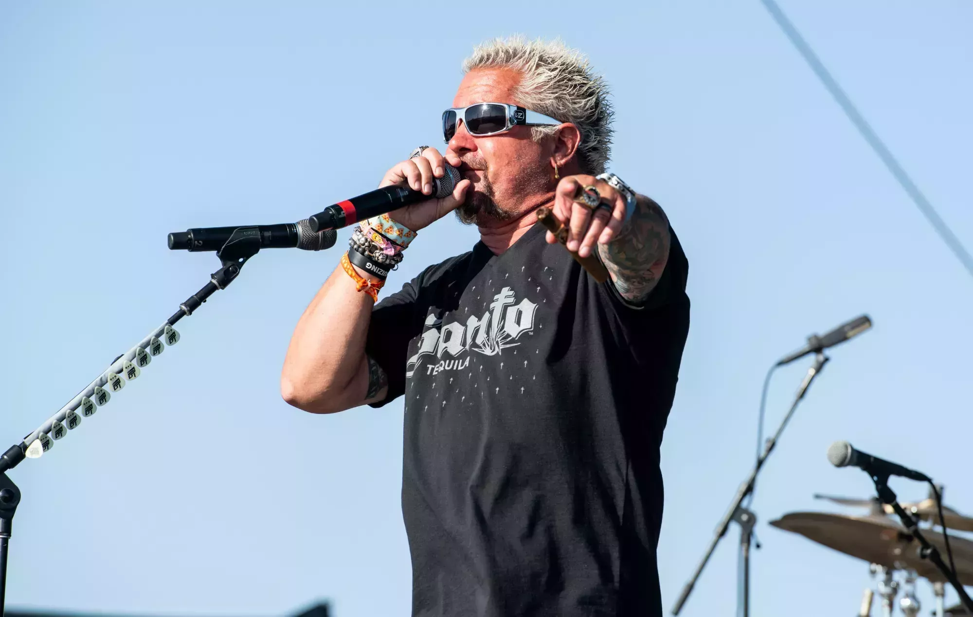 Guy Fieri sigue a Rage Against The Machine en su actual gira: 