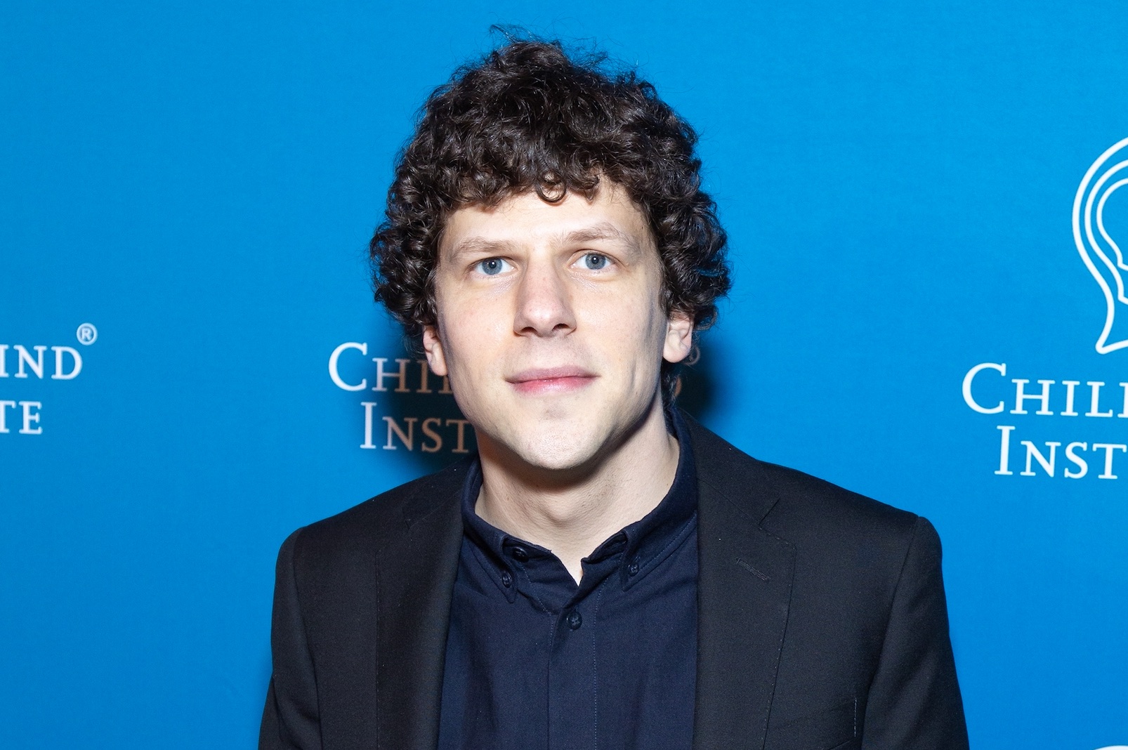 Jesse Eisenberg bromea con un papel de Sasquatch sin diálogos: "Gruño, pero no digo nada"
