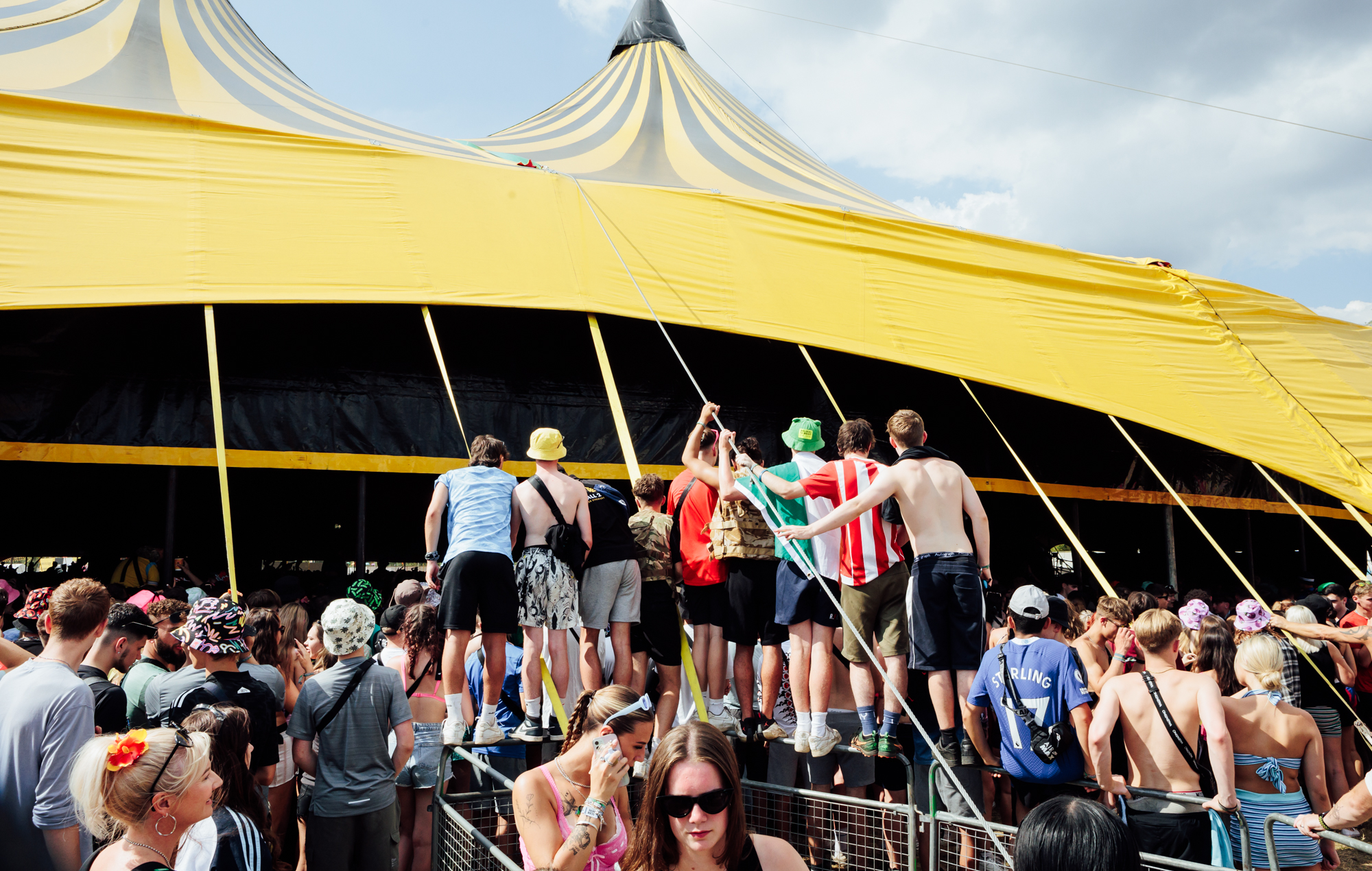 La policía hace declaraciones tras las denuncias de "desórdenes y quema de carpas" en Reading &amp; Leeds