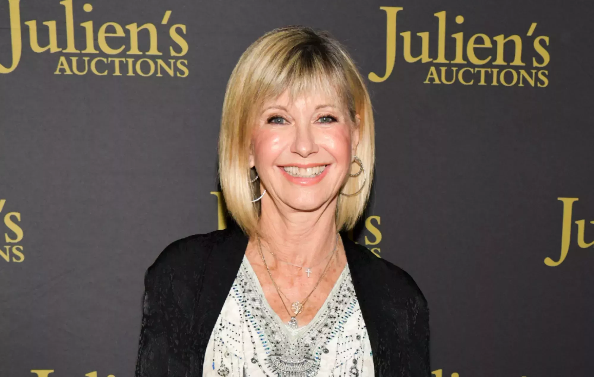 La presentadora rompe a llorar tras el anuncio de la muerte de Olivia Newton-John