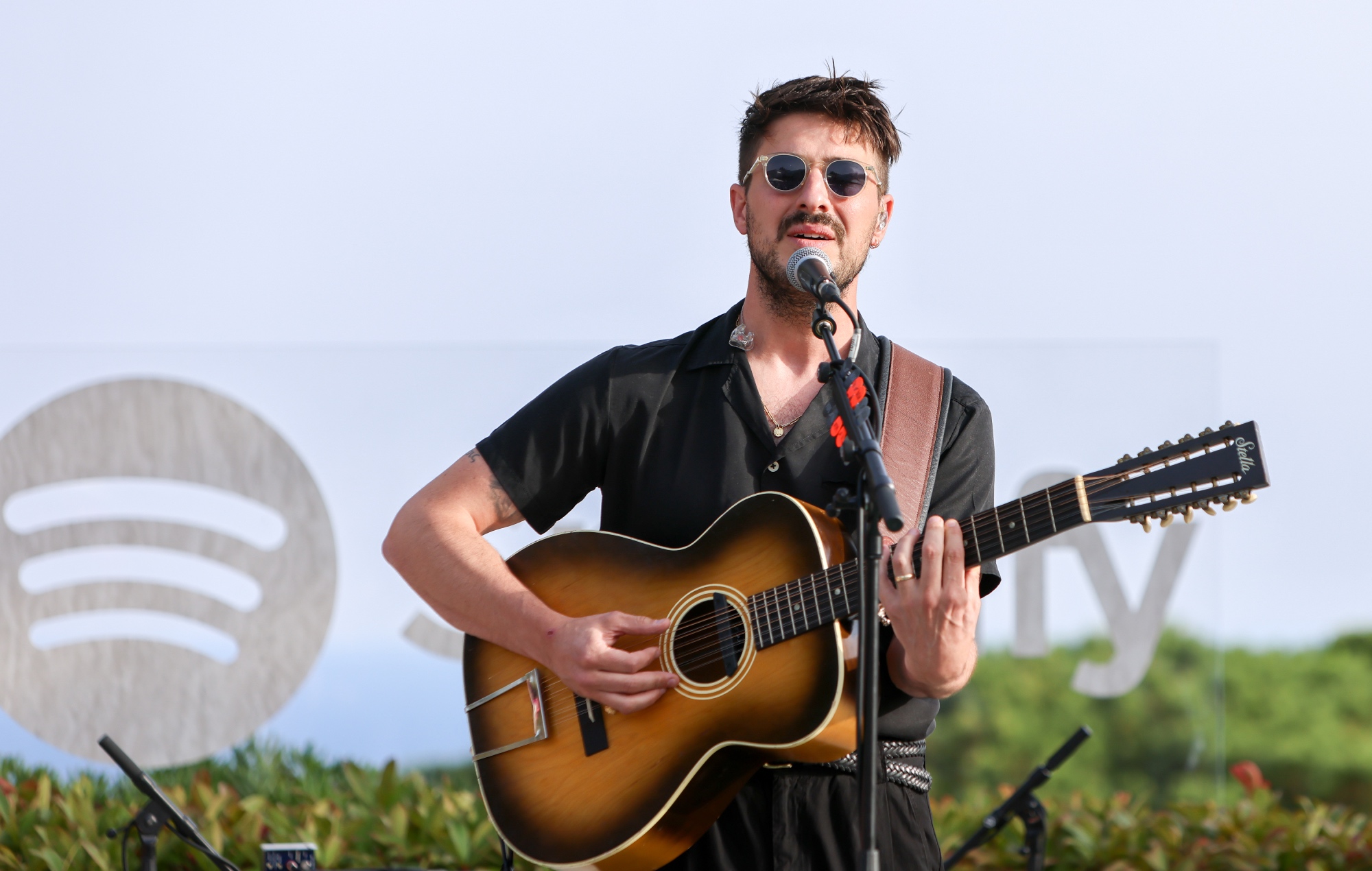 Marcus Mumford dice que "Cannibal" aborda su experiencia infantil de abuso sexual