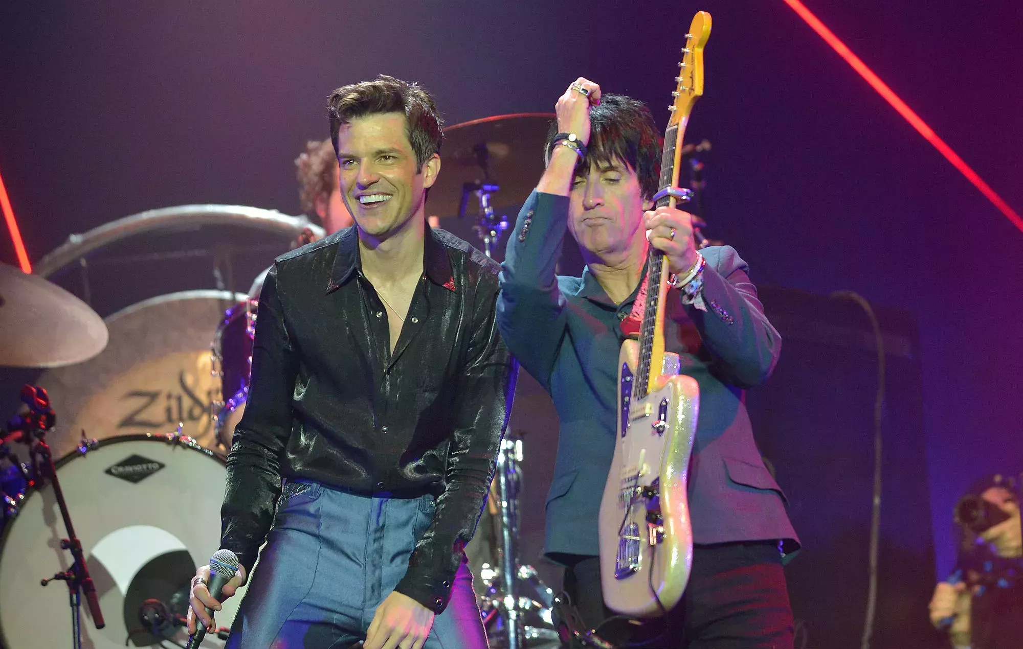 Mira cómo Johnny Marr se une a The Killers en el escenario en el inicio de su gira por Estados Unidos
