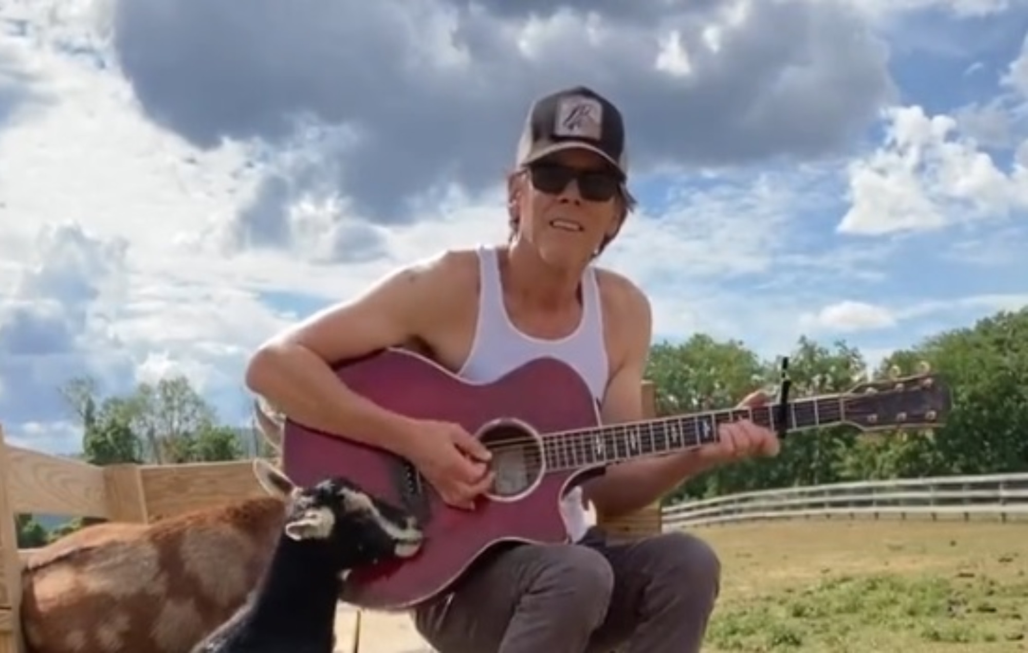 Mira cómo Kevin Bacon interpreta 'Heated' de Beyoncé con un par de cabras