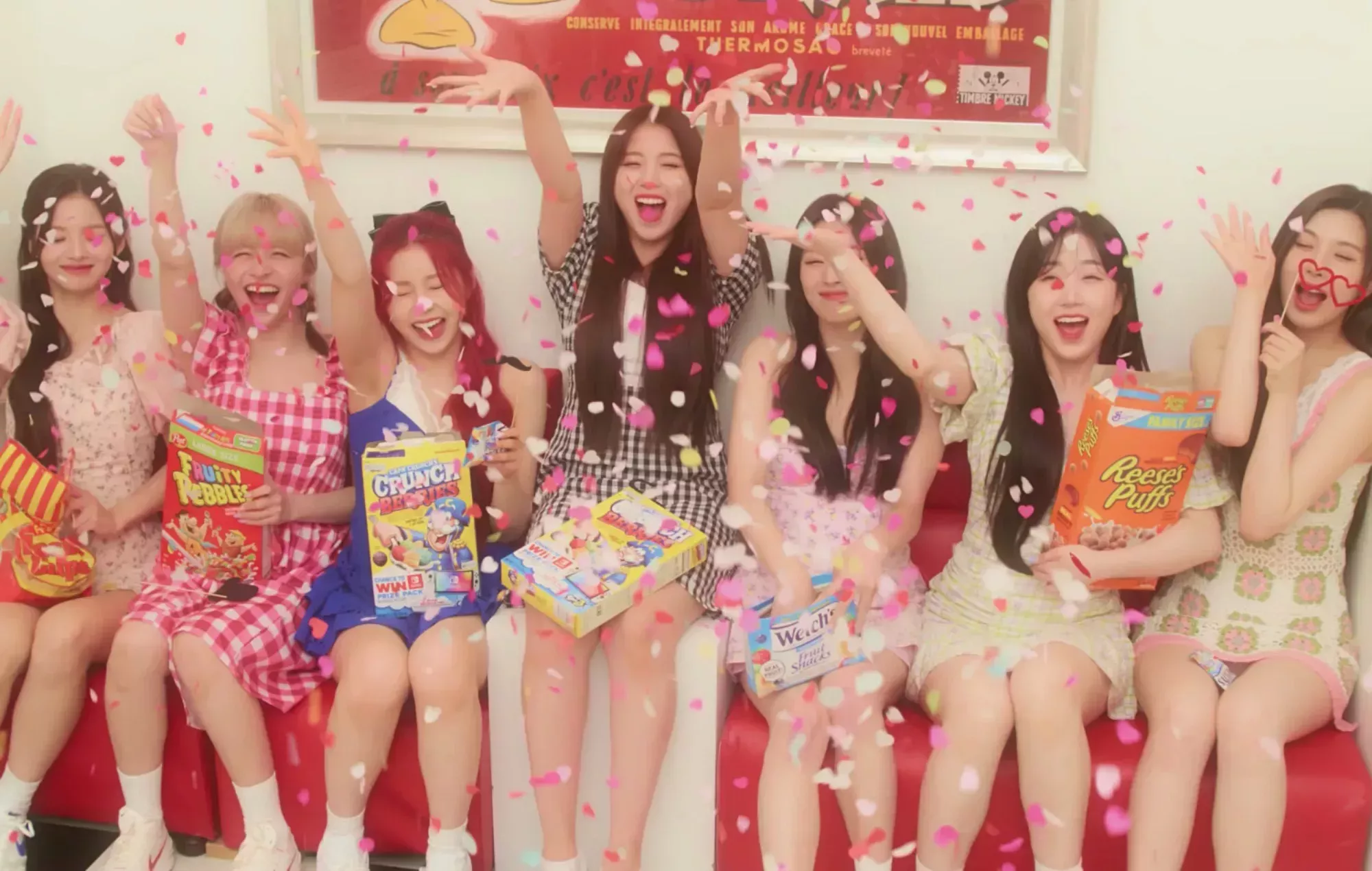 Mira el burbujeante remake de NMIXX de 'Kiss' de Rainbow