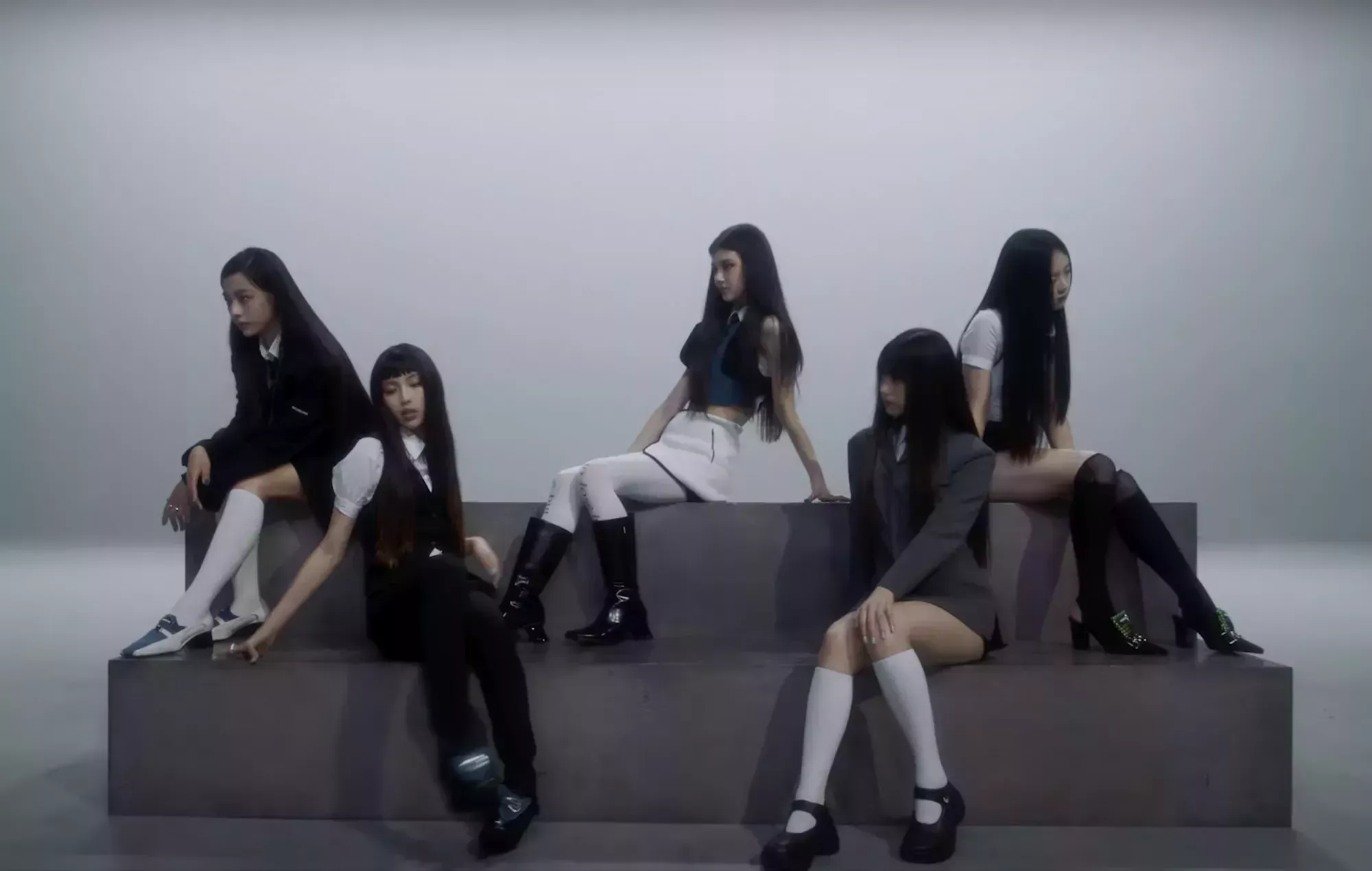 NewJeans lanza su esperado EP de debut y el vídeo musical de