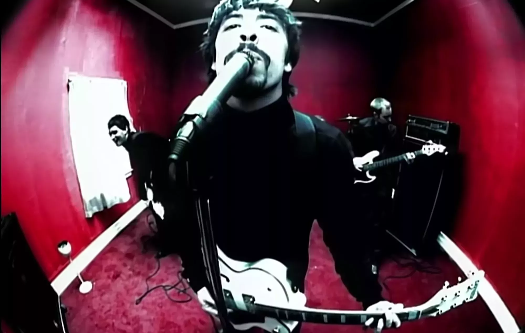 Subastan la guitarra de Dave Grohl del vídeo 'Monkey Wrench' de Foo Fighters