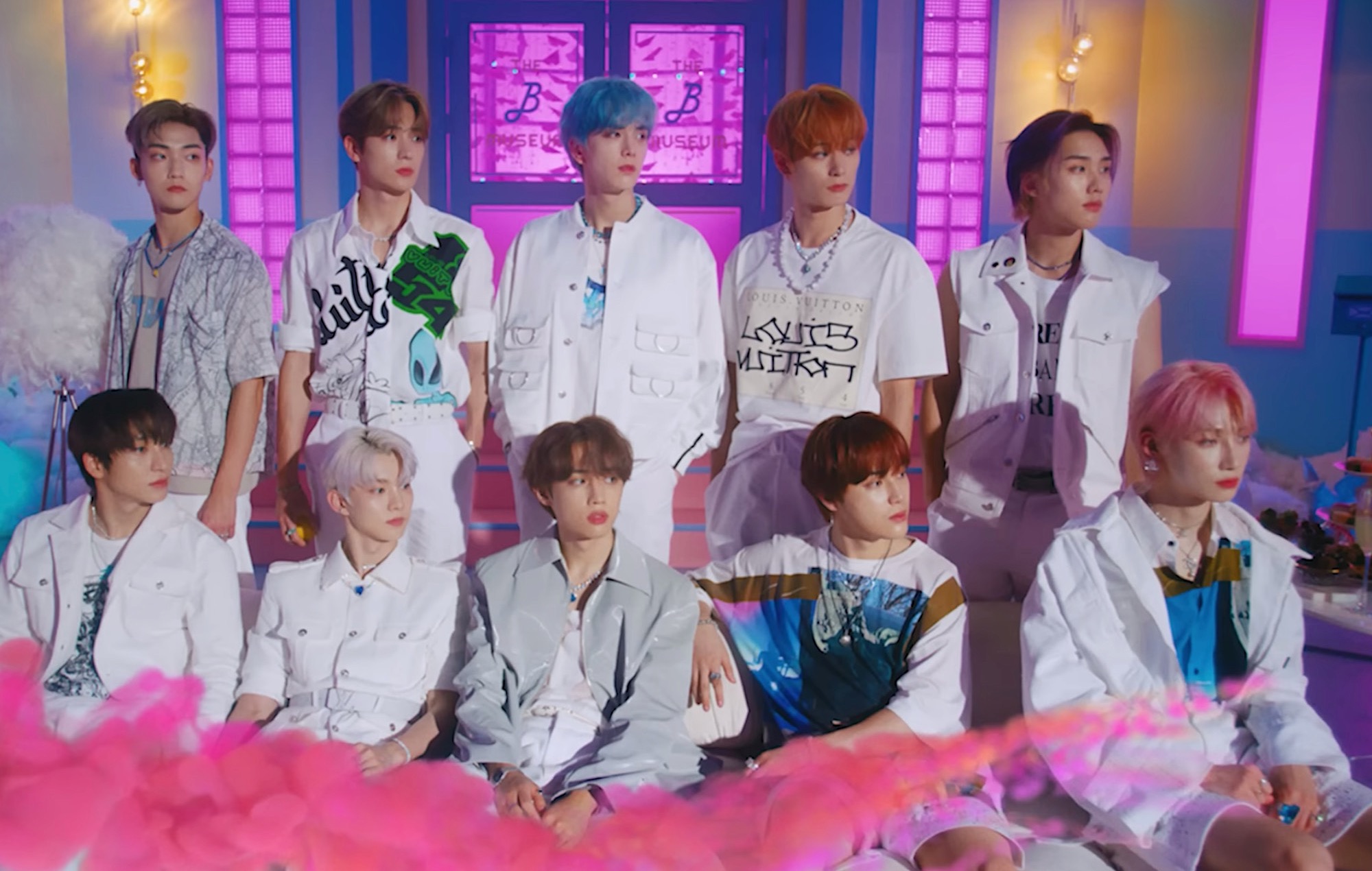 THE BOYZ estrenan el vibrante vídeo musical de 'Whisper' y el séptimo mini-álbum 'Be Aware'