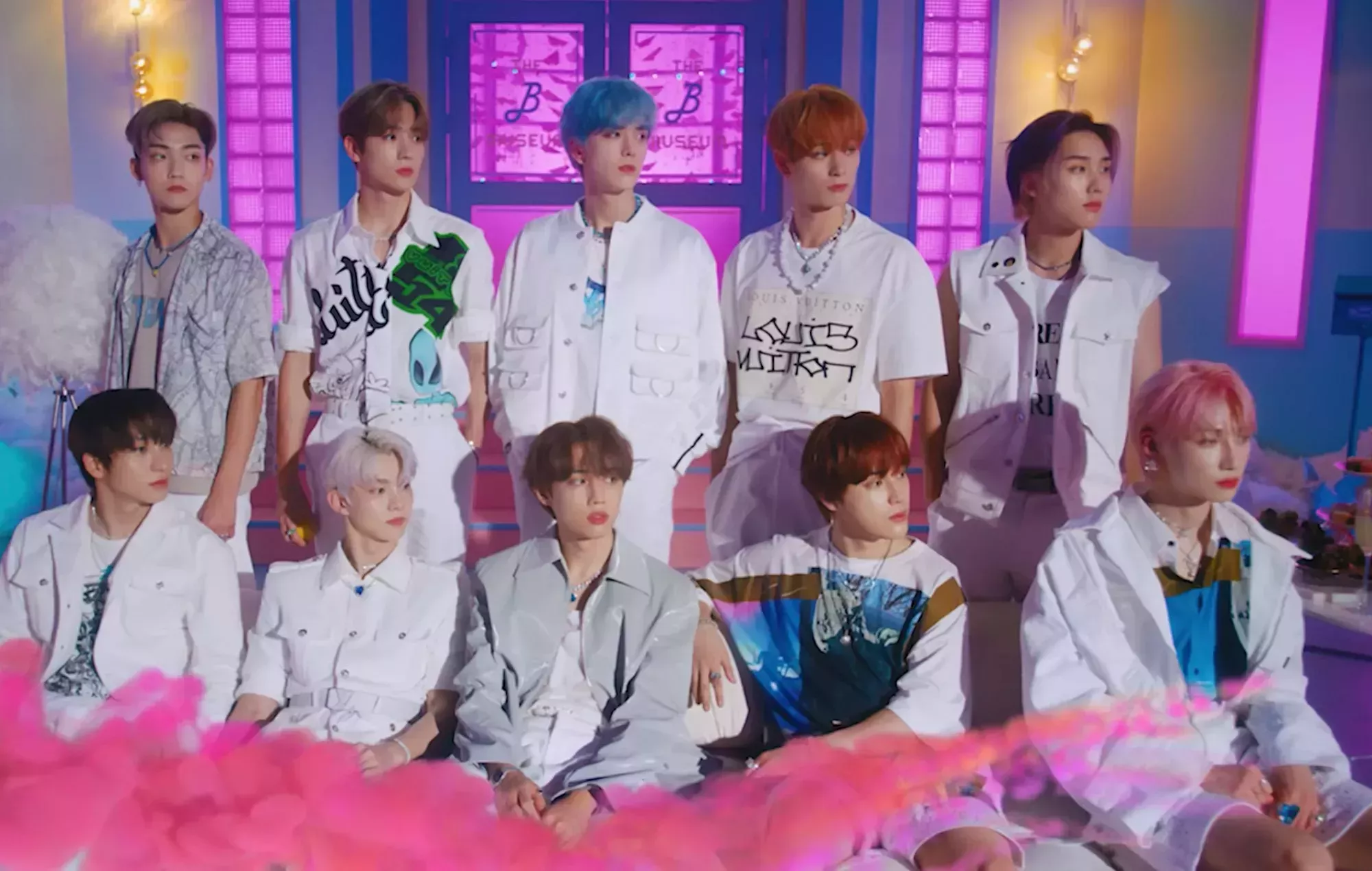 THE BOYZ estrenan el vibrante vídeo musical de 'Whisper' y el séptimo mini-álbum 'Be Aware'