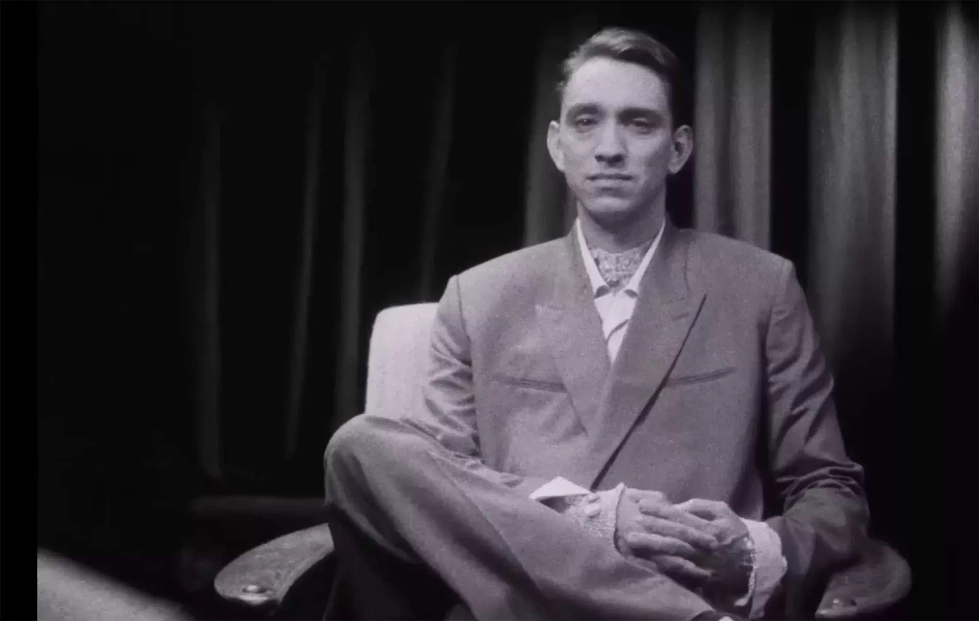 Tráiler de 'Hideous': Oliver Sim y Jamie xx protagonizan un corto musical de terror