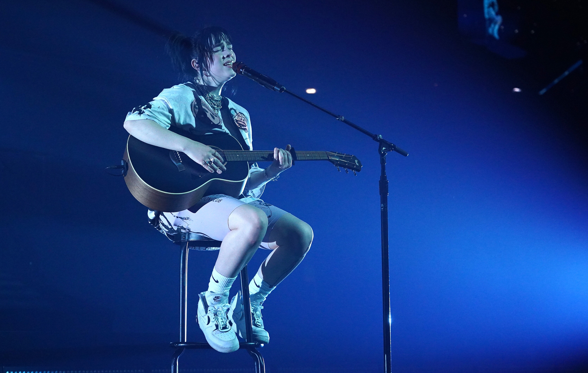 Un profesor de canto británico se queda "boquiabierto" tras el dúo de Billie Eilish en TikTok