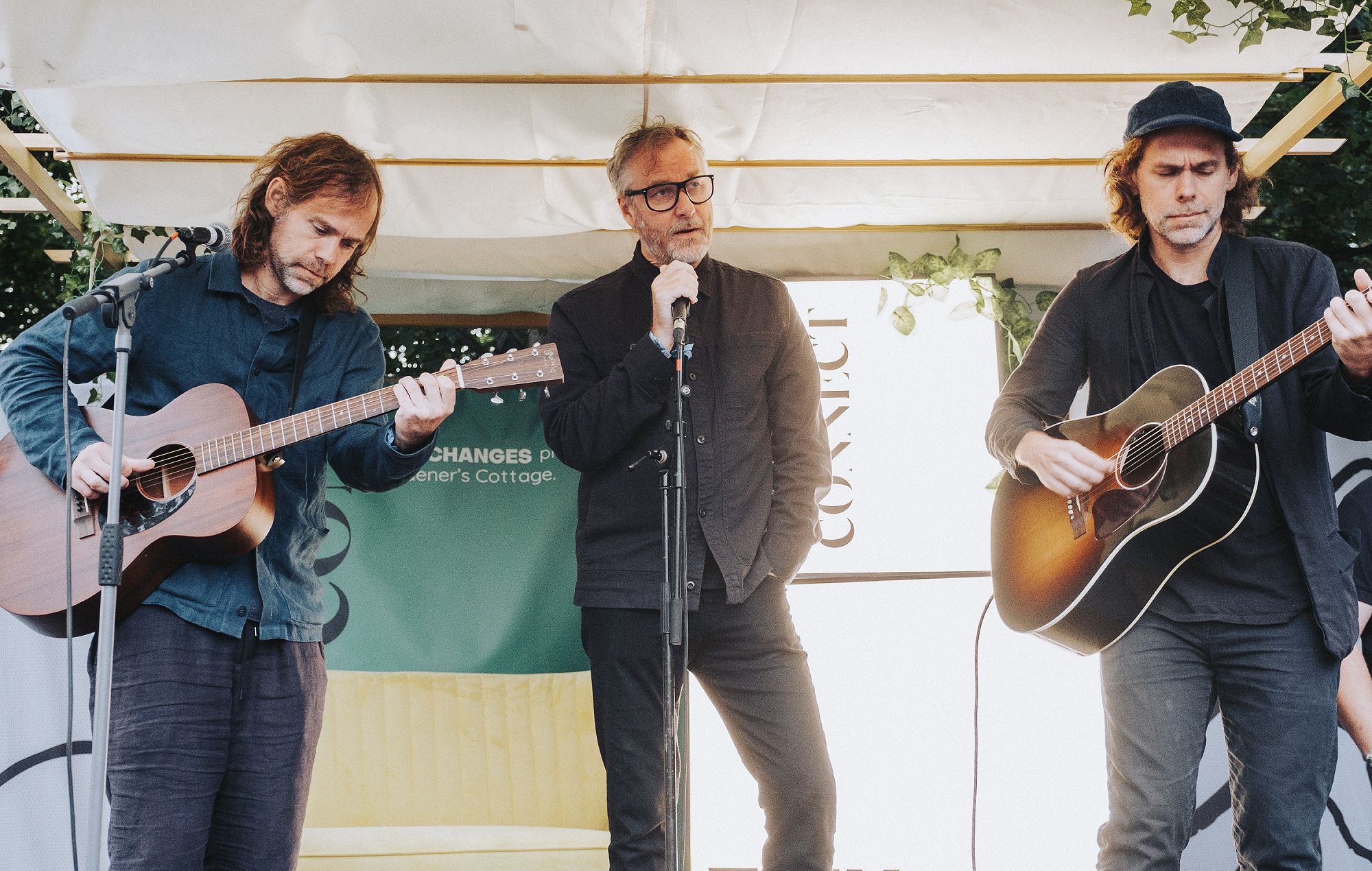 Vea a The National tocar un set acústico secreto en homenaje a Scott Hutchison de Frightened Rabbit