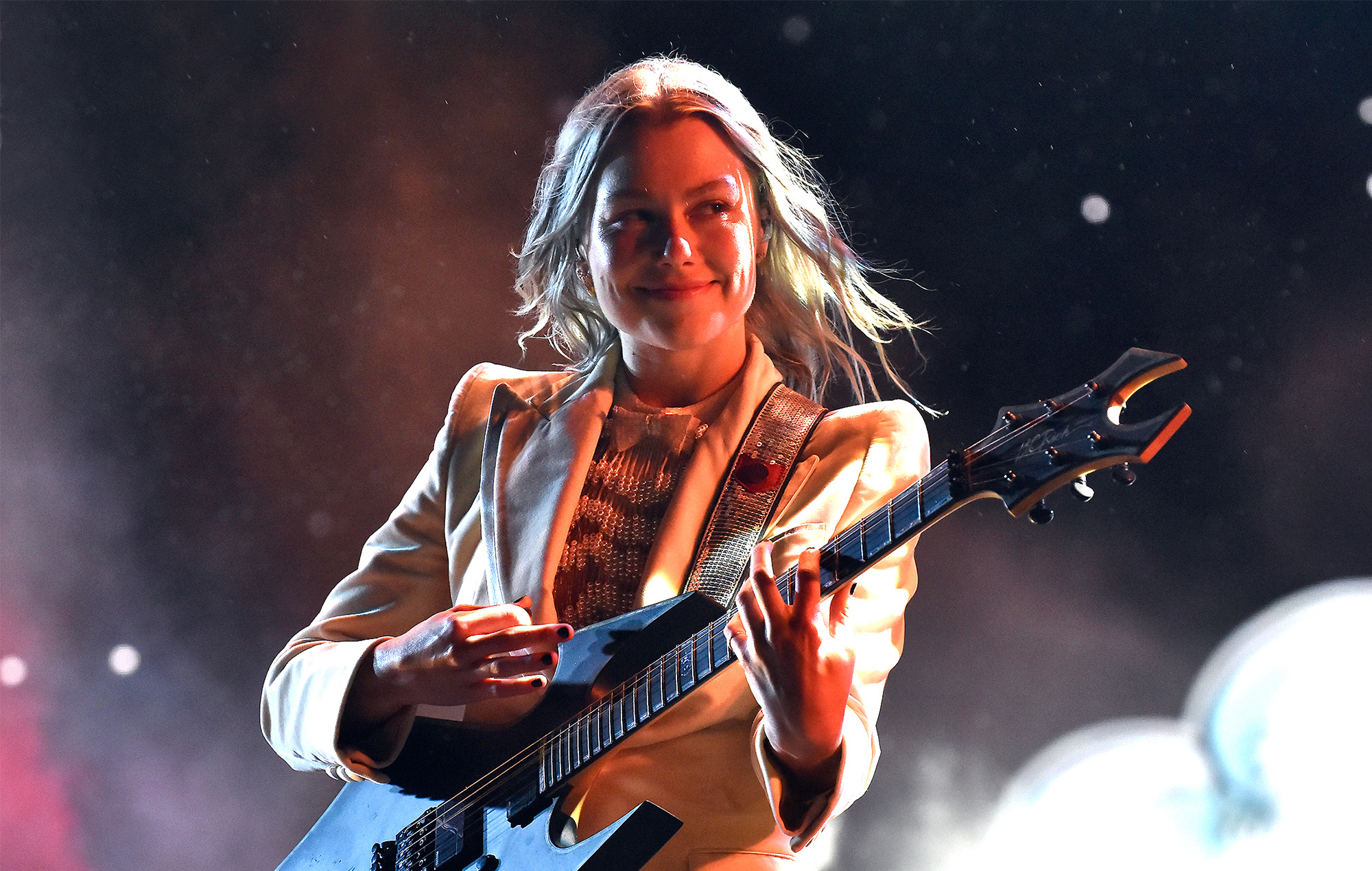Vea las imágenes del espectáculo acústico secreto de Phoebe Bridgers en California