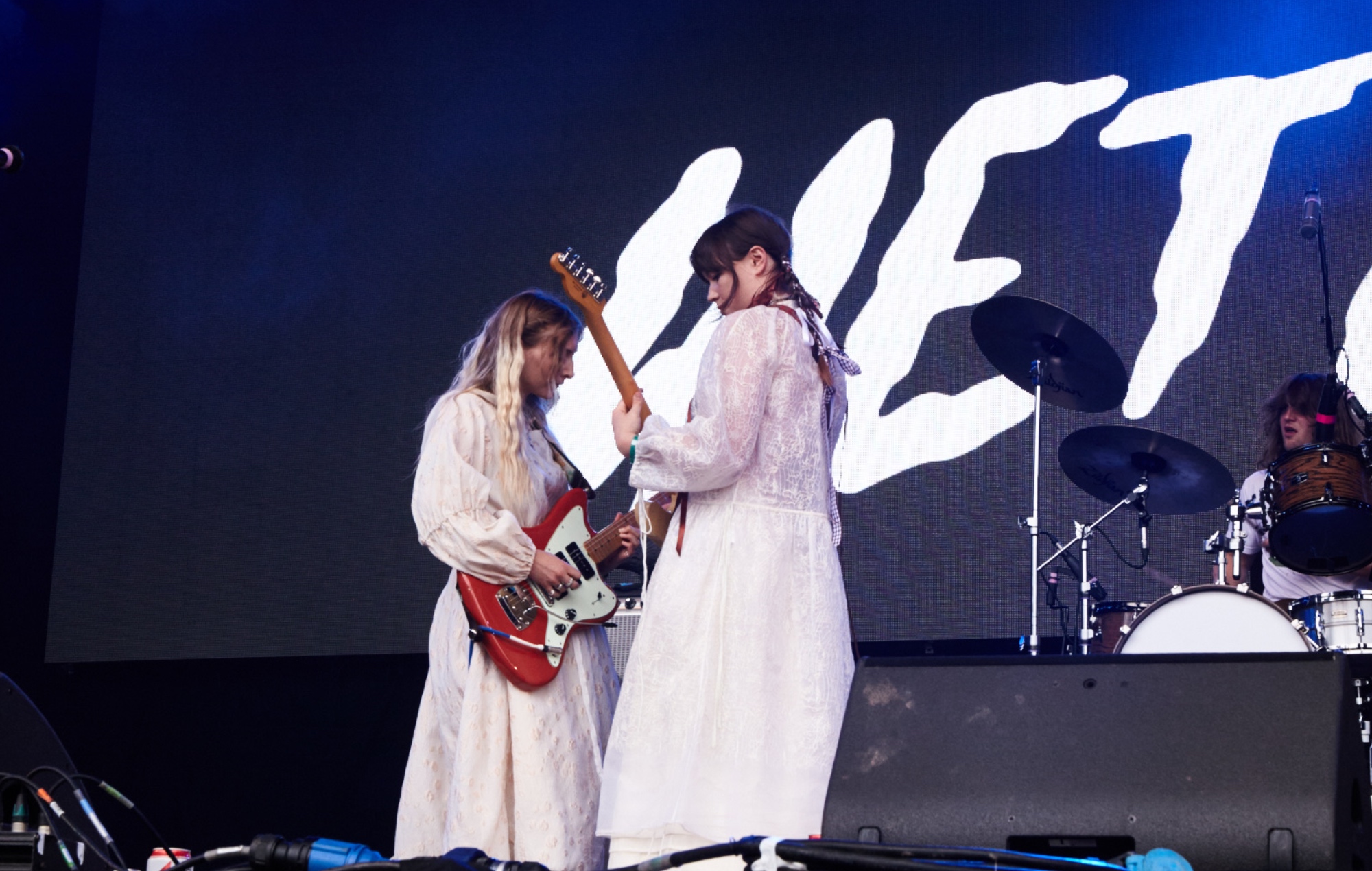 Wet Leg habla de sus "asquerosos" primeros trabajos y de la creación de 'Chaise Lounge' en la nueva entrevista de Nardwuar