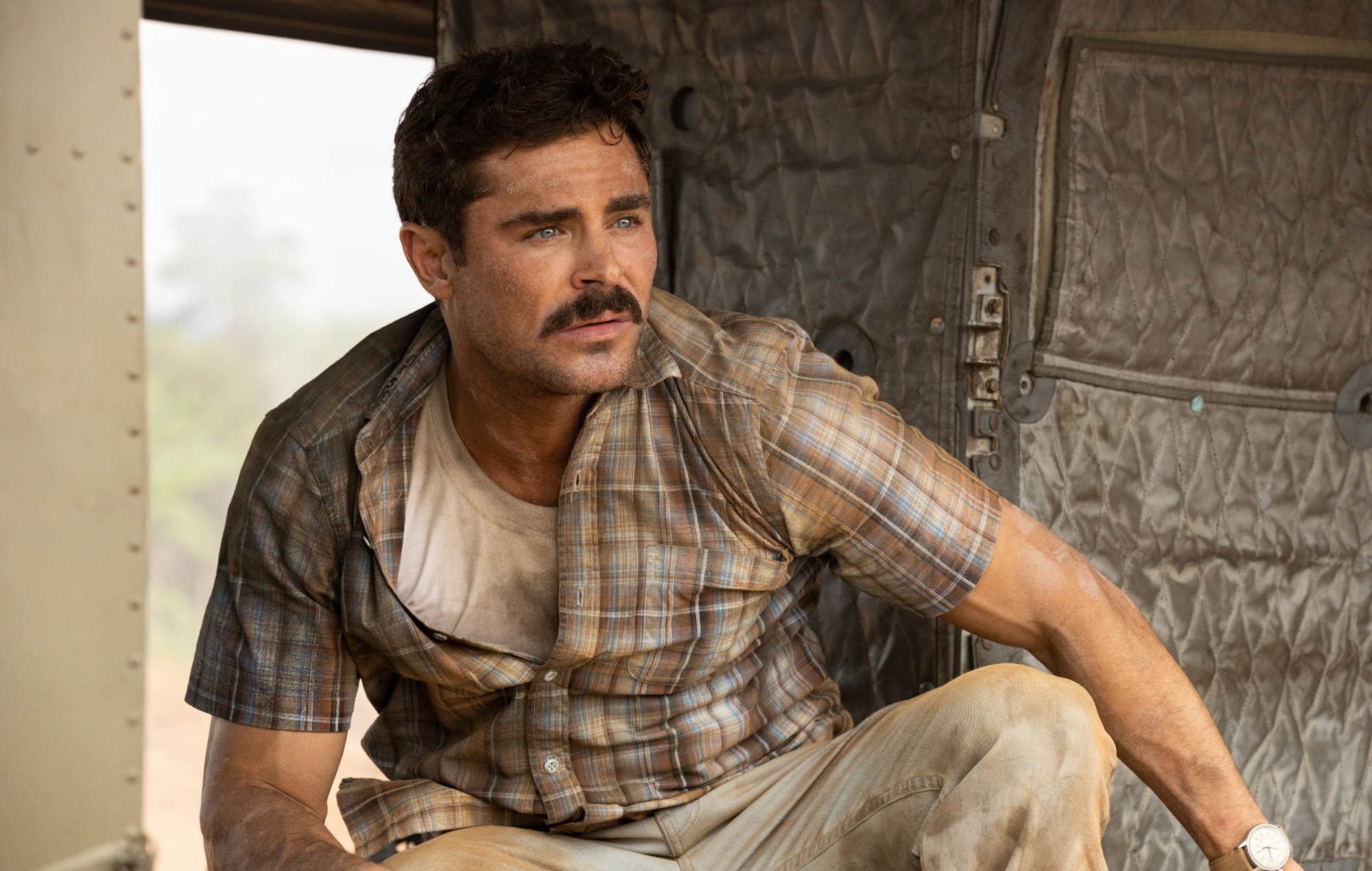 Zac Efron reparte alcohol en una zona de guerra en el tráiler de 'The Greatest Beer Run Ever'