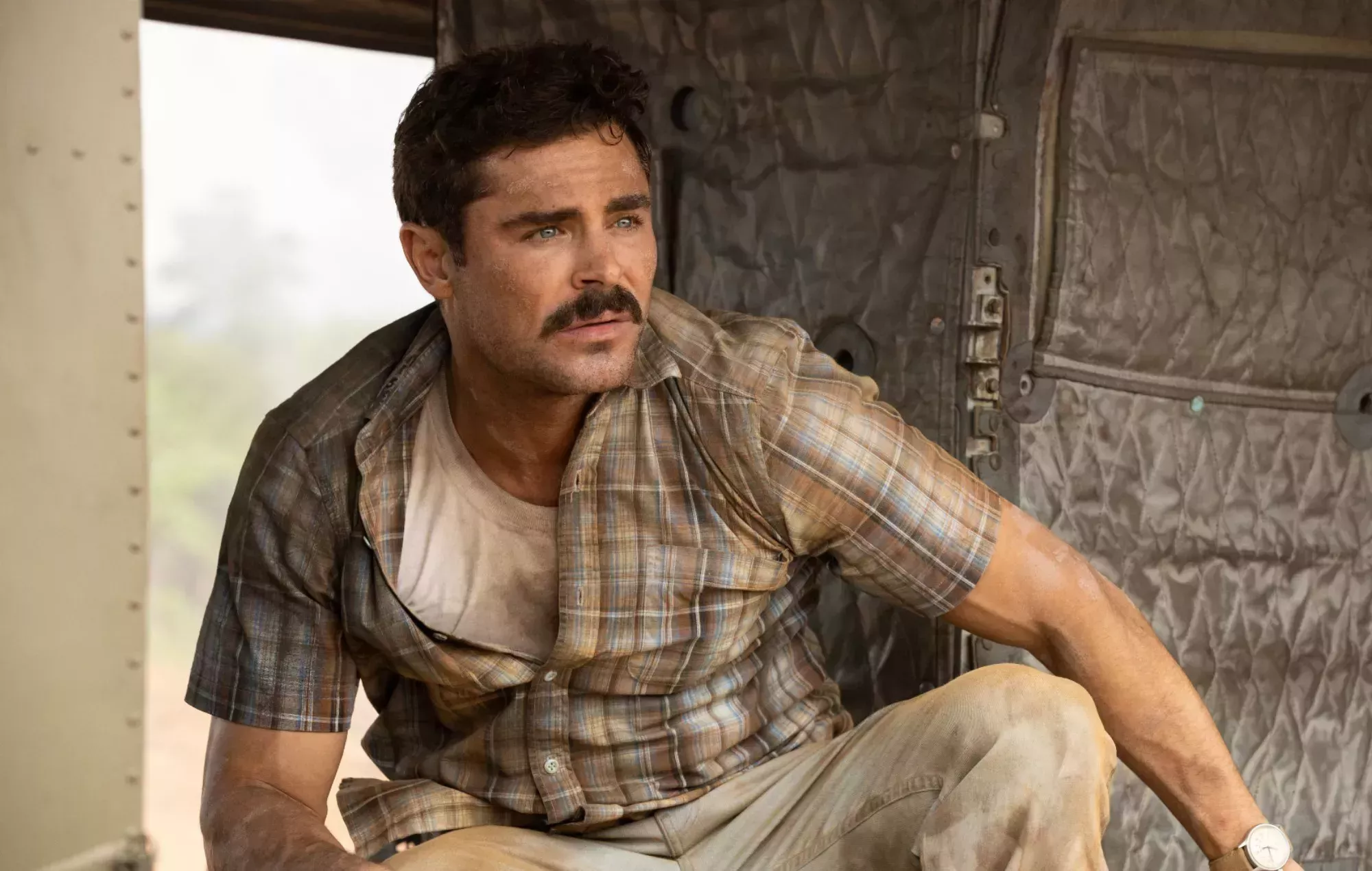 Zac Efron reparte alcohol en una zona de guerra en el tráiler de 'The Greatest Beer Run Ever'