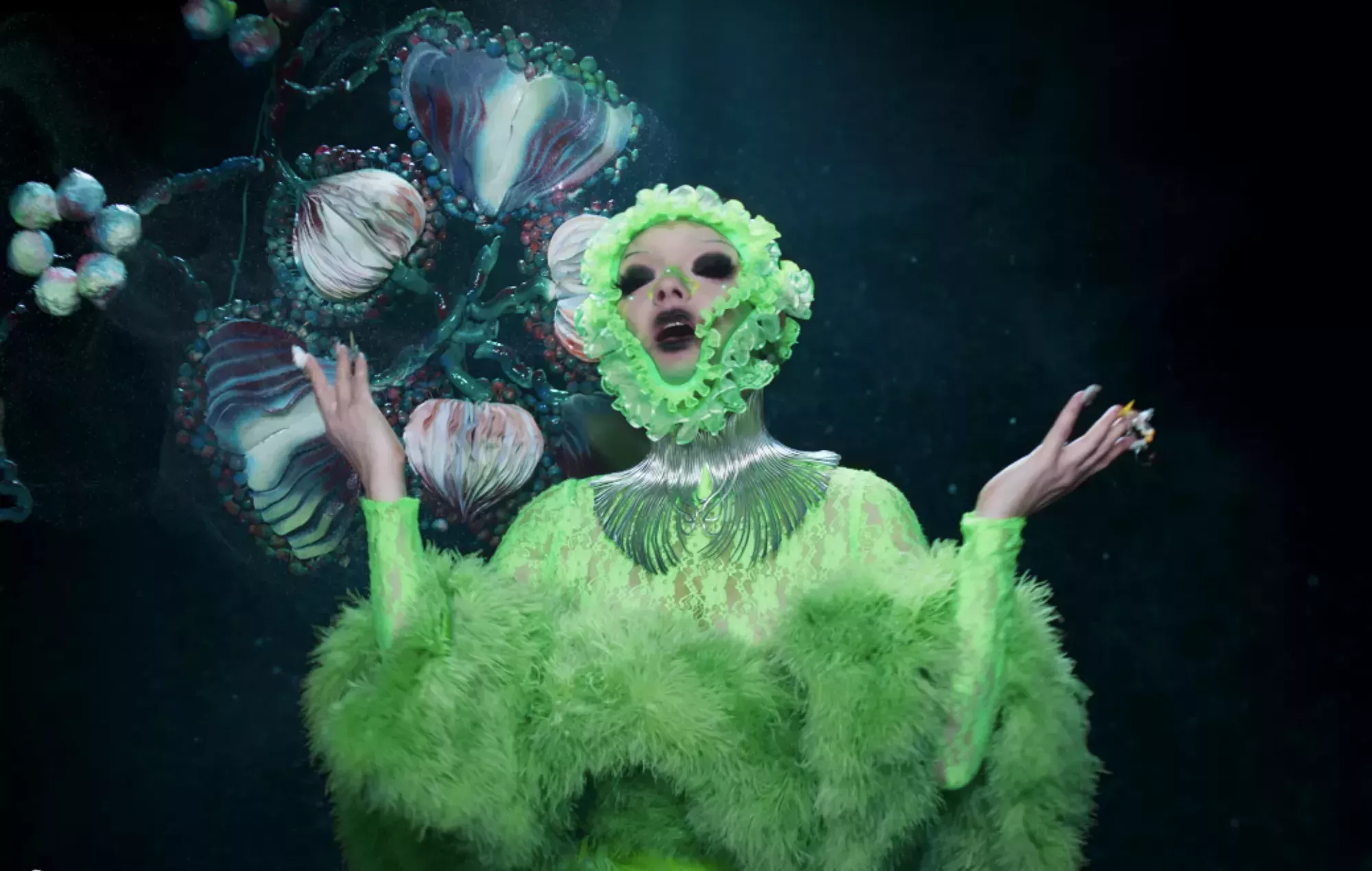 Björk comparte su abrasivo nuevo single 'Atopos': 