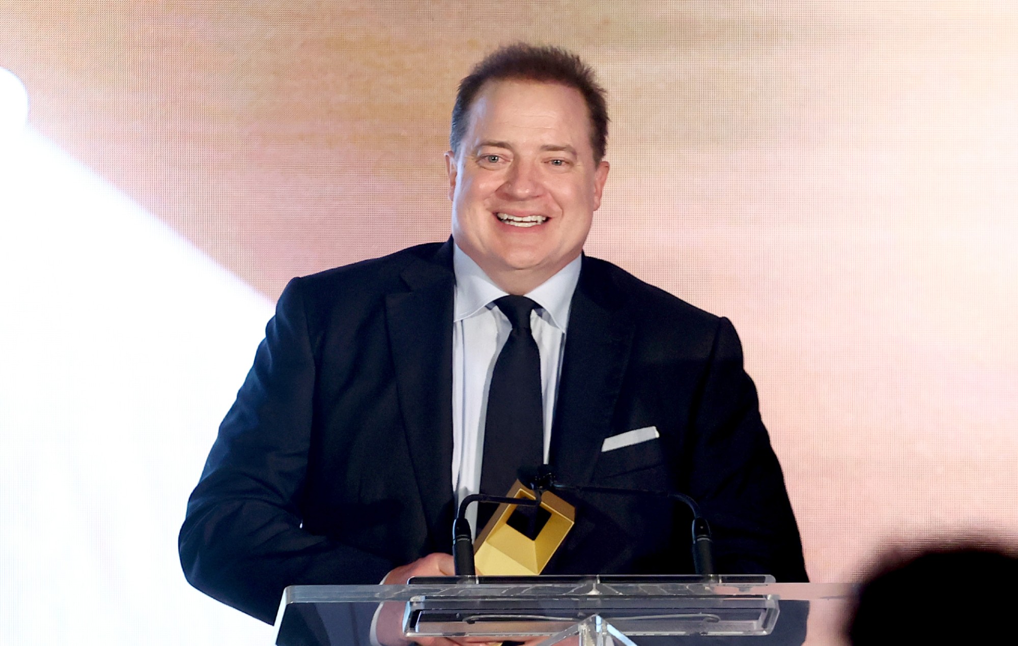 Brendan Fraser da un emotivo discurso al ganar el premio por "La ballena