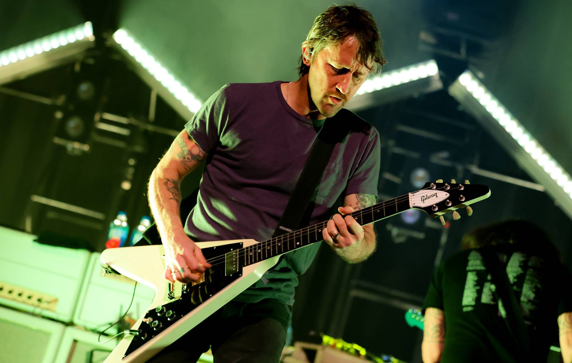 Chris Shiflett, de Foo Fighters, comparte su último single "Born &amp; Raised".