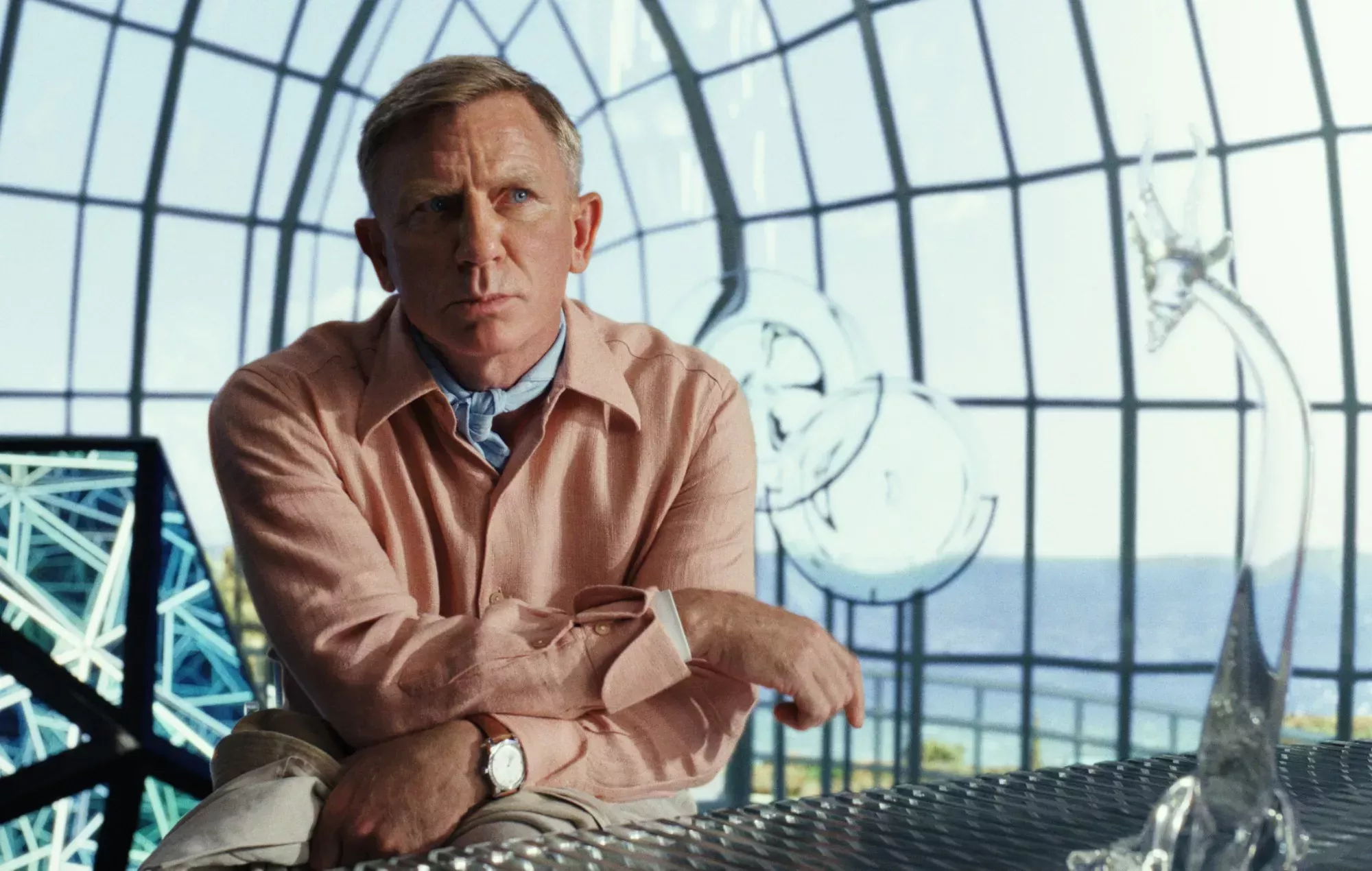 Daniel Craig aborda un nuevo caso de asesinato en 'Glass Onion: Un misterio de cuchillos'.