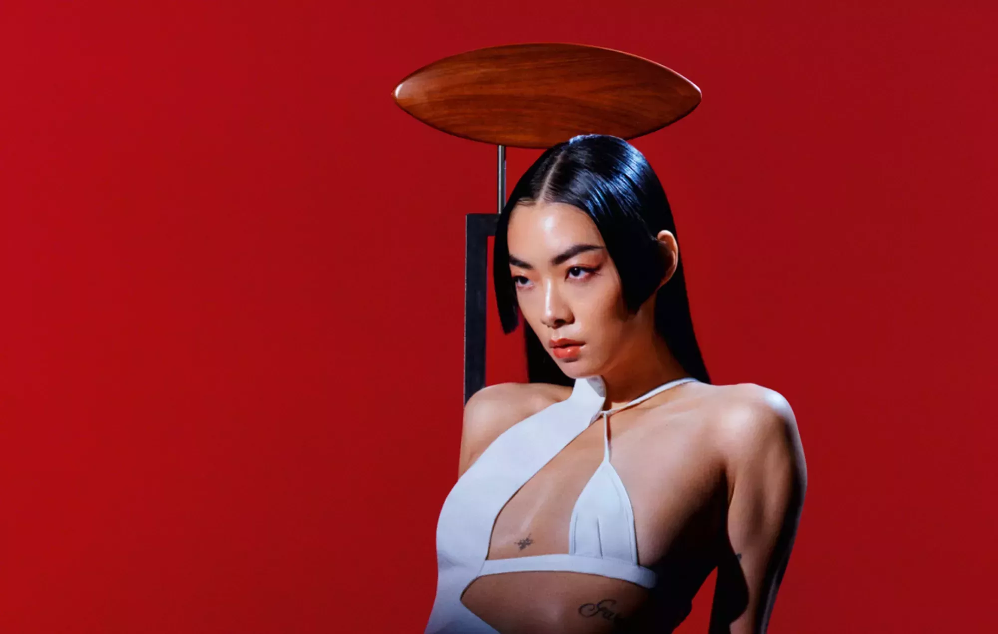 Elton John ha dado a Rina Sawayama algunos 