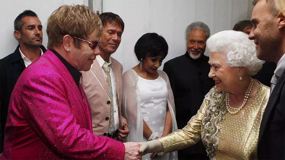 

	
		Elton John rinde homenaje a la Reina Isabel II en el concierto de Toronto: 