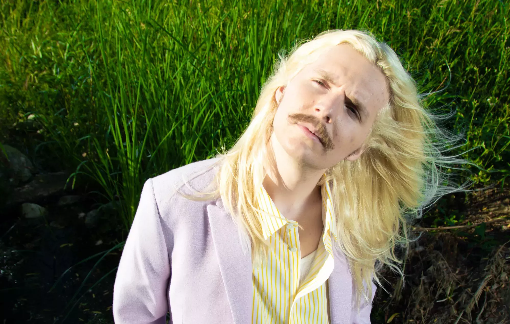 Escucha el nuevo y soleado single de ruptura de Jawny, 