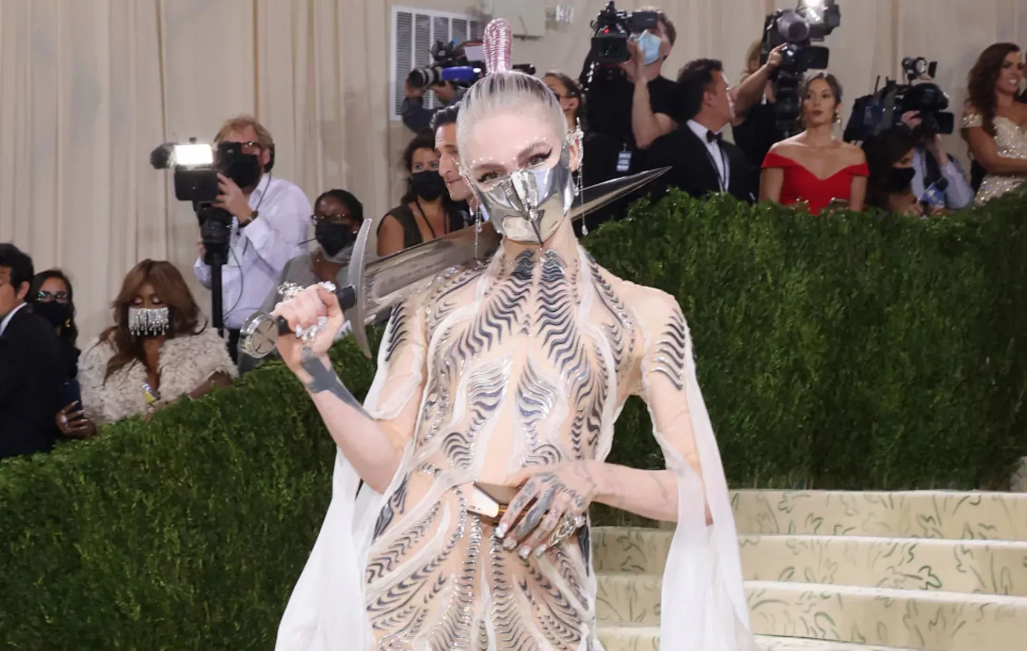 Grimes comparte una foto que insinúa que se ha operado las orejas de duende