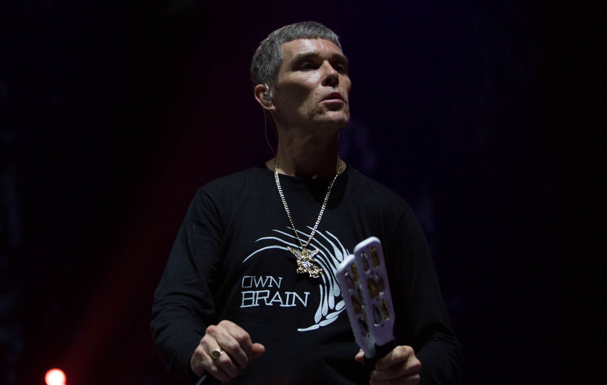 Ian Brown aborda la reacción negativa al inicio de su gira por el Reino Unido: "¡Los odiadores odian y los amantes aman!"