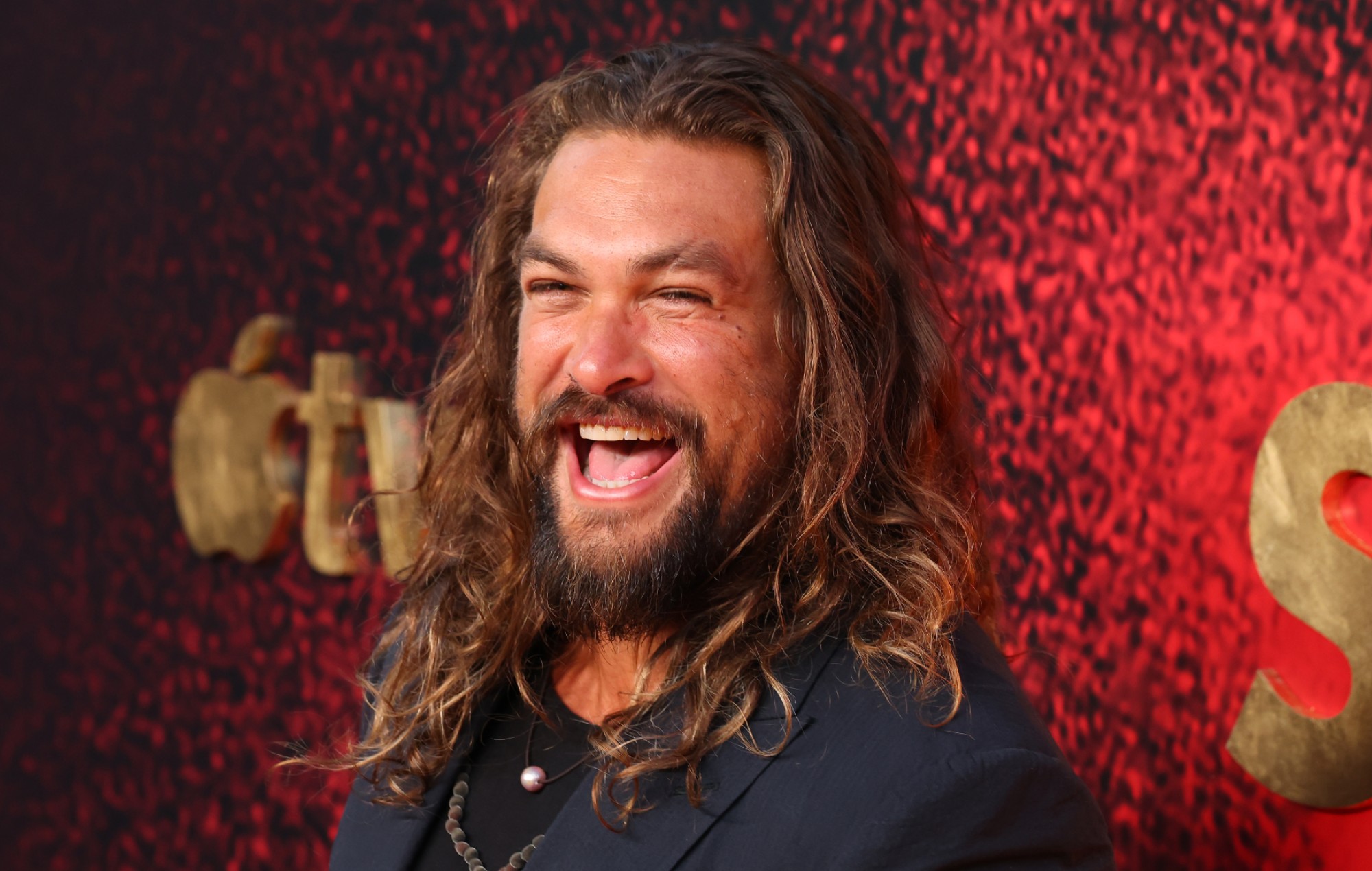 Jason Momoa se afeita el pelo para llamar la atención sobre los plásticos de un solo uso