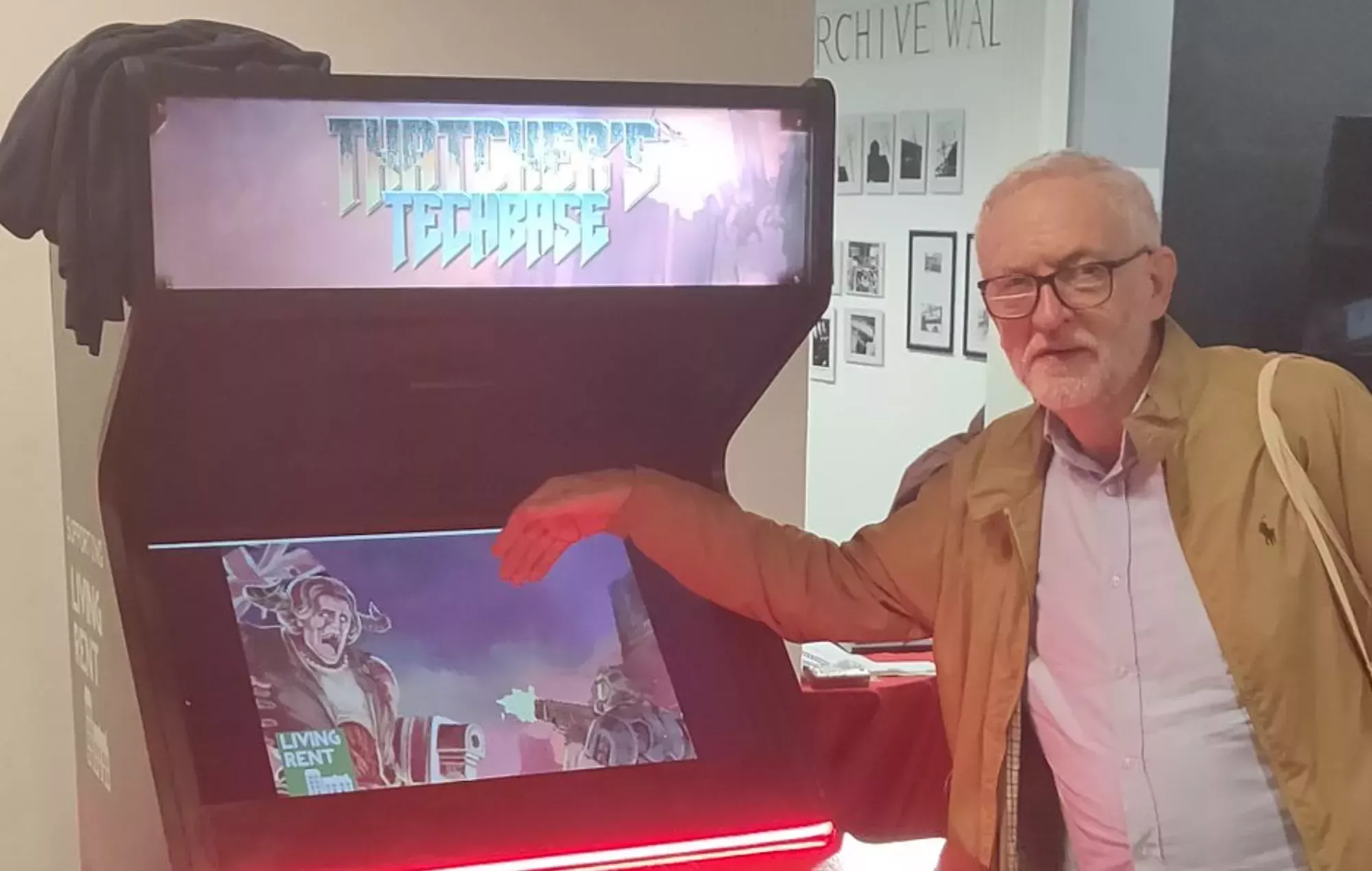 Jeremy Corbyn juega al mod 