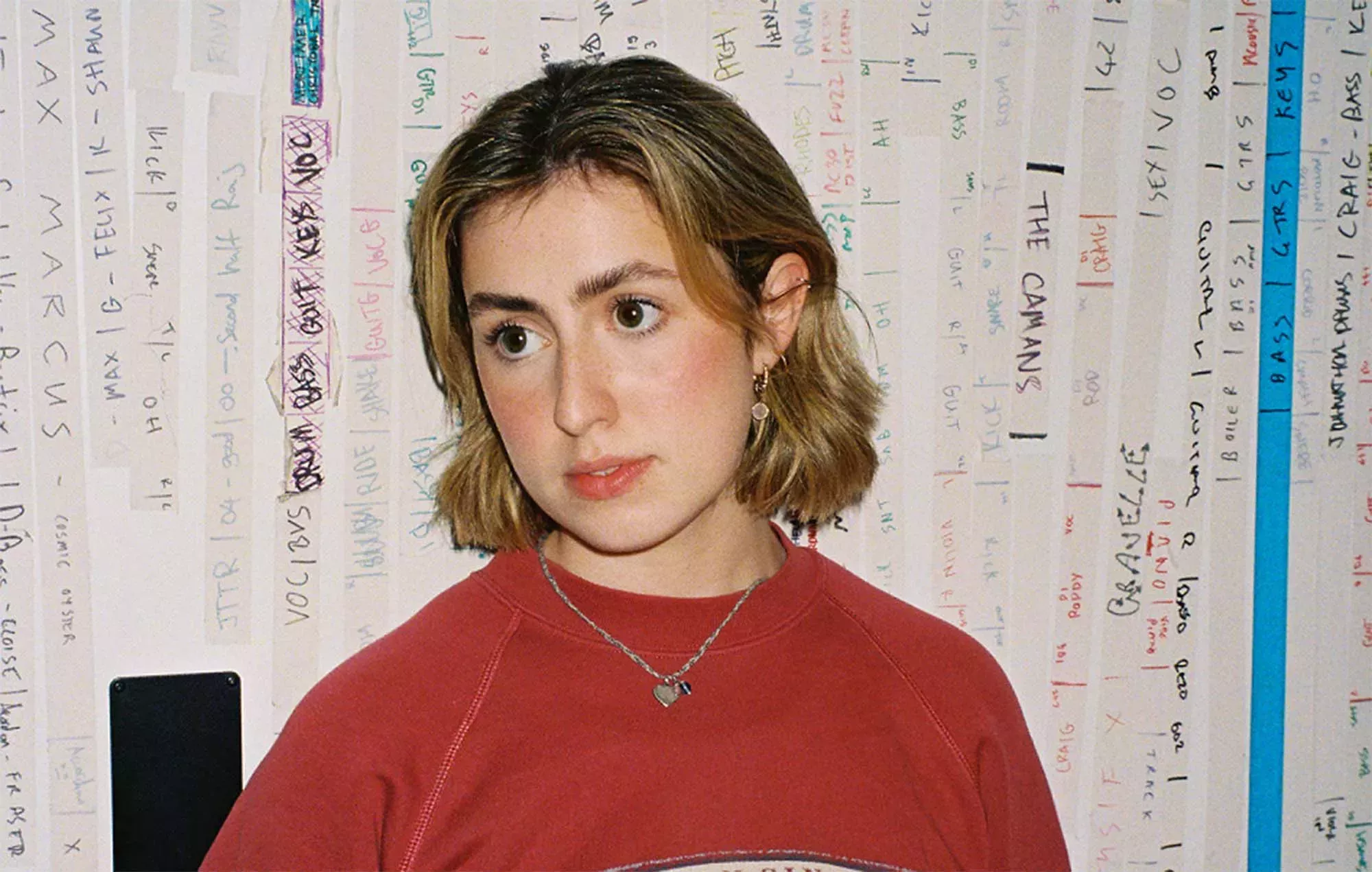 La cantante escocesa firma un contrato discográfico tras el éxito viral de 'Complex' en TikTok