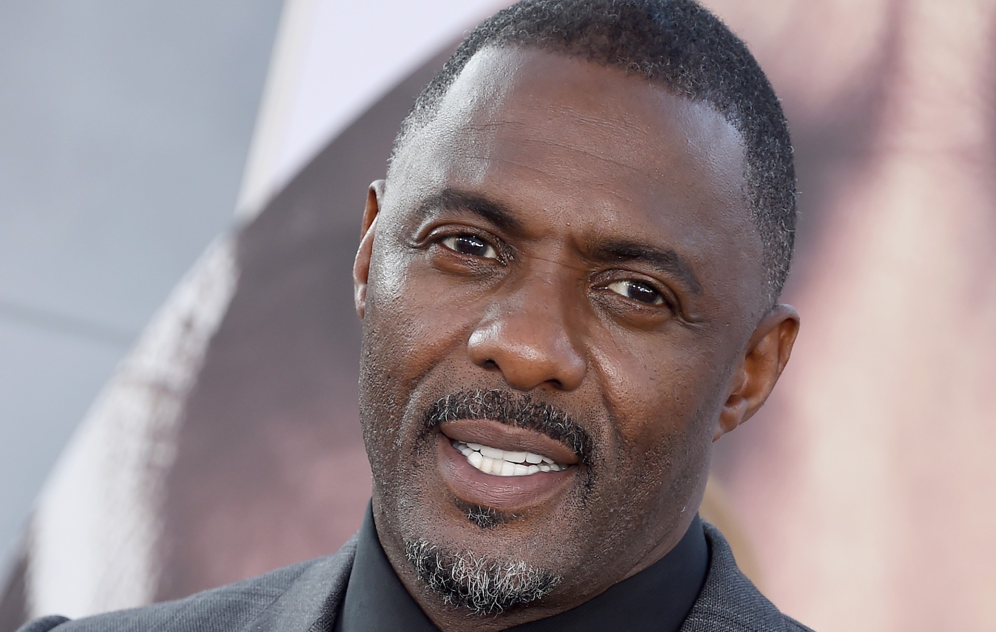 La estrella de 'Beast', Idris Elba, advierte del riesgo de la caza furtiva para el medio ambiente: "Hay un problema realmente grande"