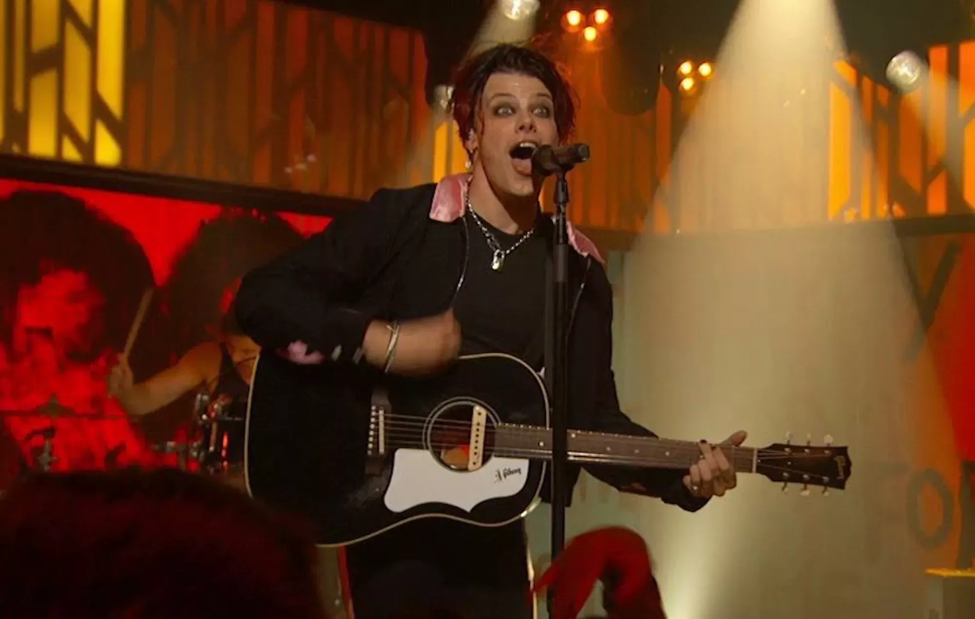 Mira cómo Yungblud ruge con 'Tissues' en 'Kimmel'