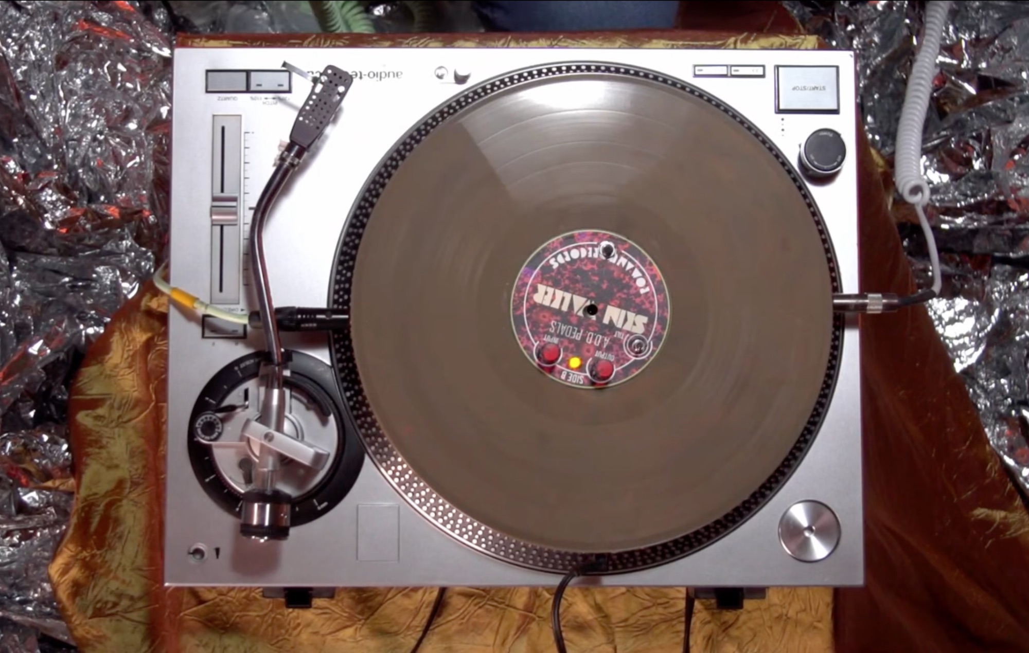 Mira el disco de vinilo que también es un pedal de guitarra