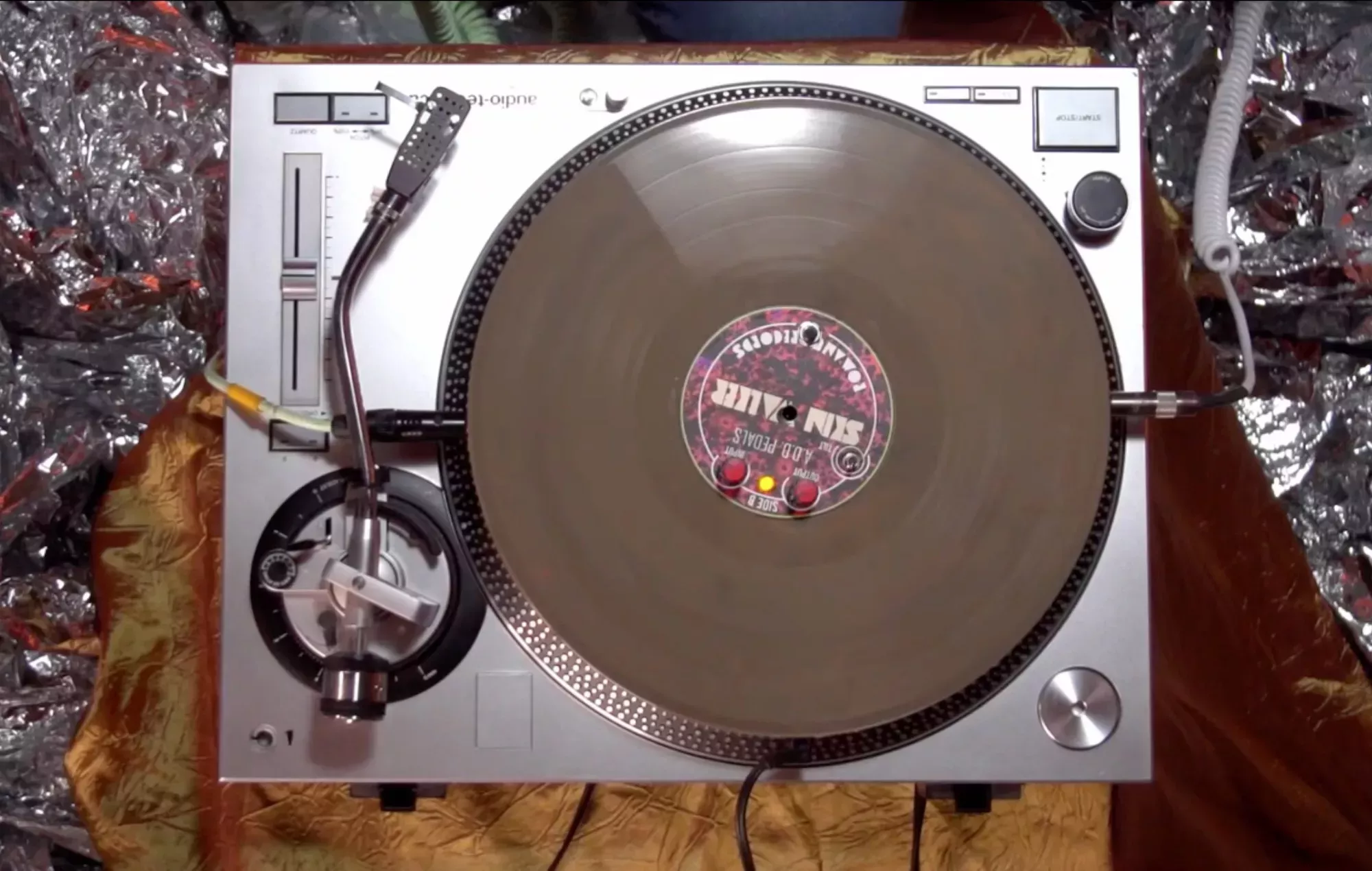 Mira el disco de vinilo que también es un pedal de guitarra