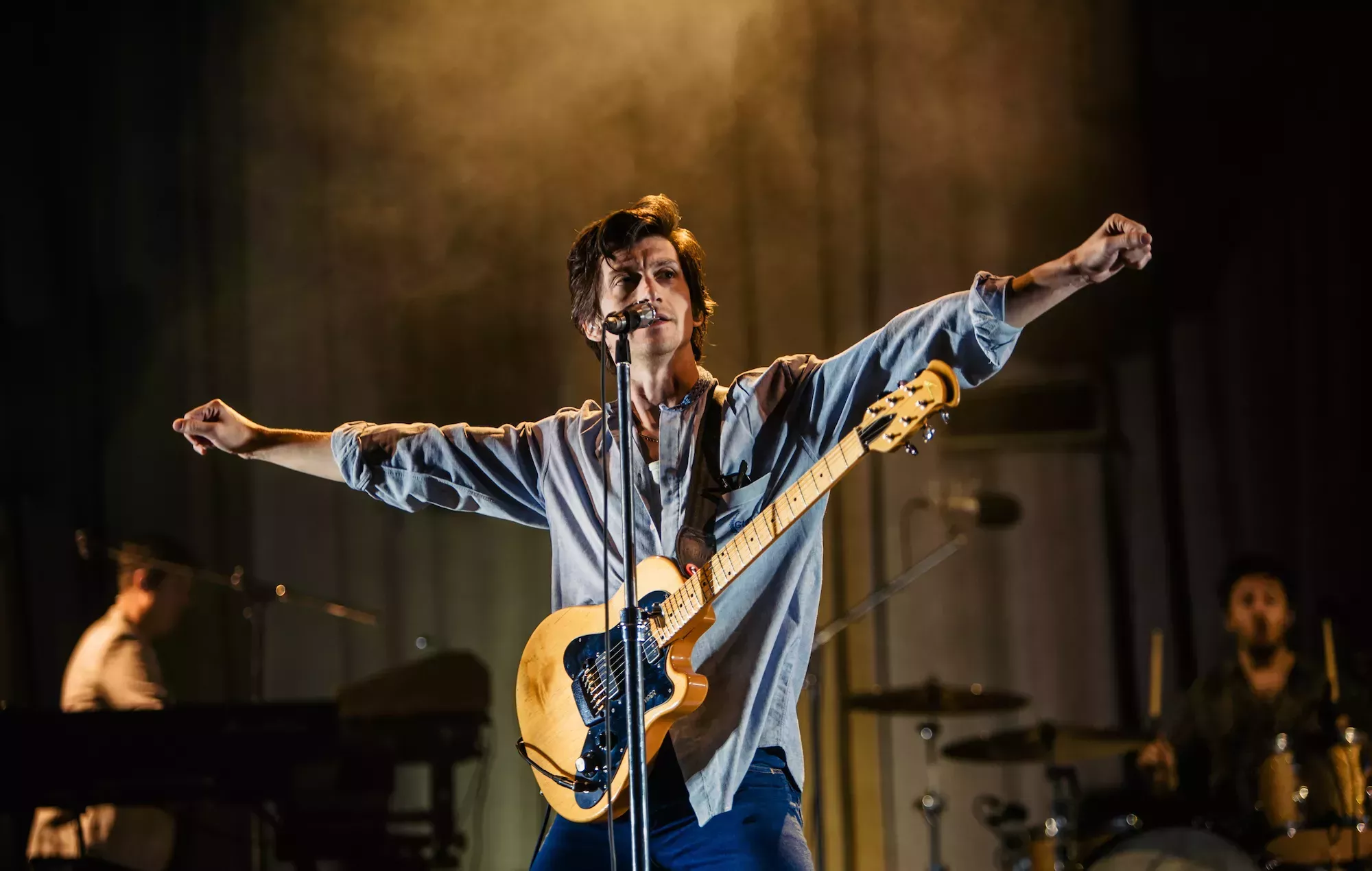Mira la serenata de Alex Turner a una pareja durante el primer baile de la boda