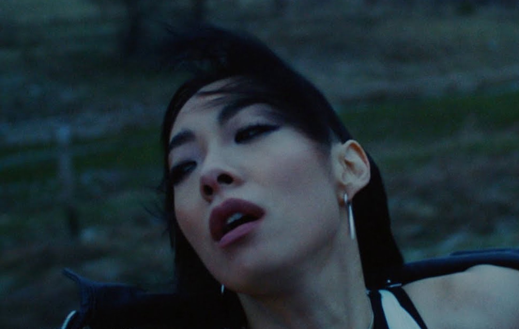 Rina Sawayama comparte su nuevo y contundente vídeo para "Hurricanes".