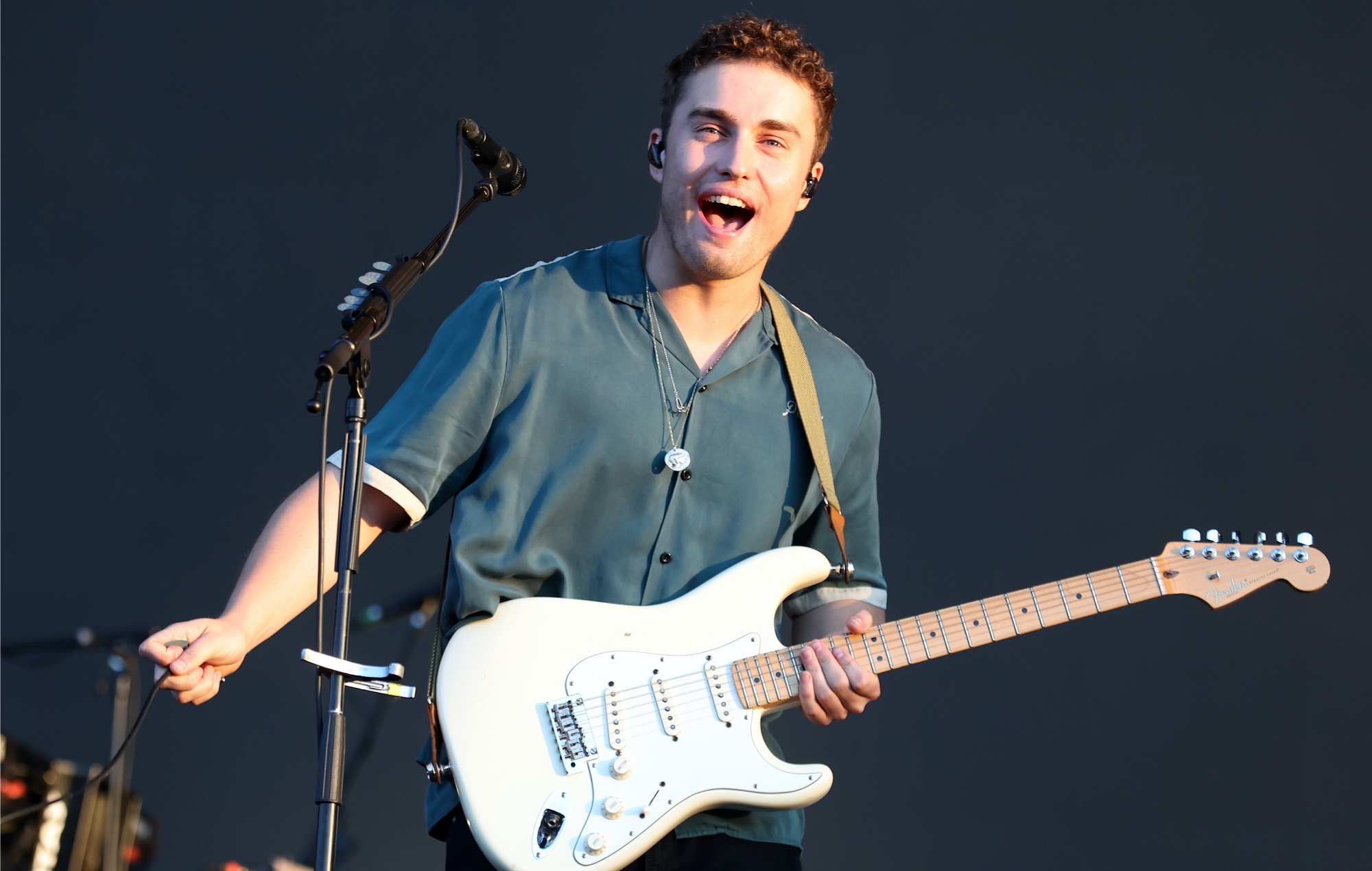 Sam Fender anuncia su nuevo álbum "Live From Finsbury Park" y comparte su actuación "Getting Started