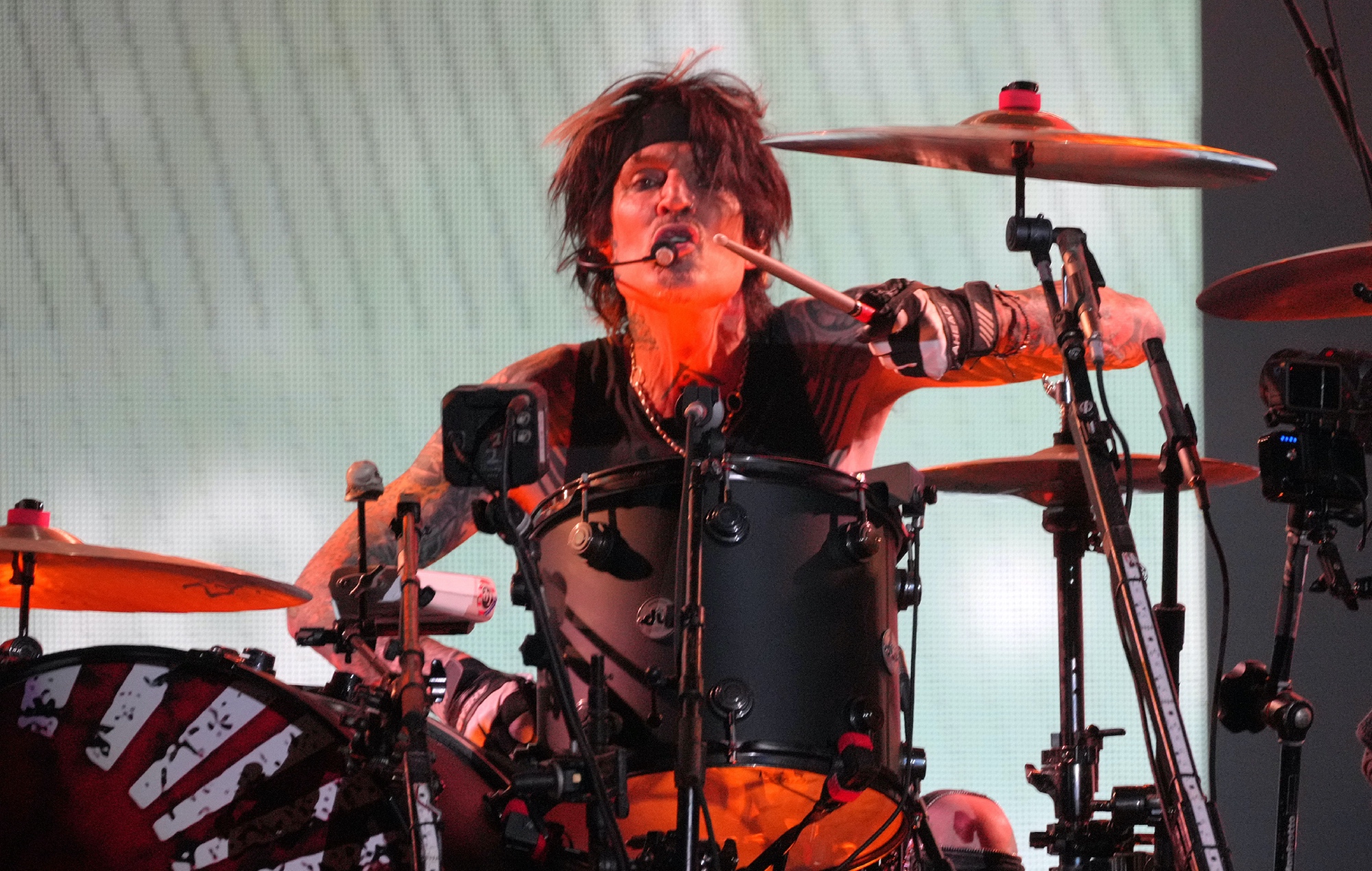 Tommy Lee responde a las críticas por sus llamamientos a los asistentes a los conciertos de Mötley Crüe para que se expongan