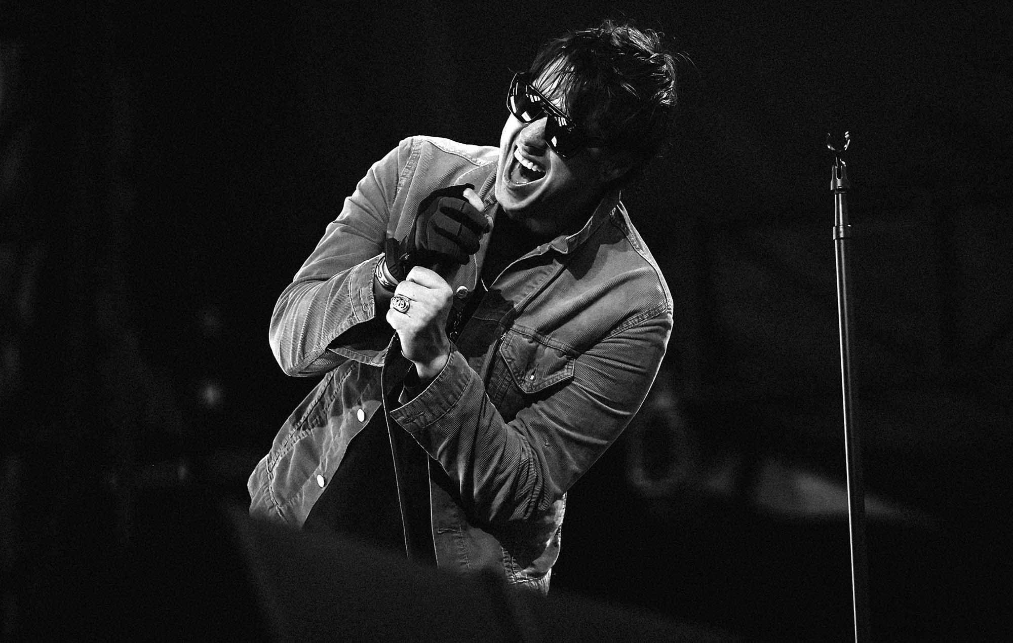 Vea a The Strokes tocar 'Modern Age' durante un concierto íntimo en la Semana de la Moda de Nueva York