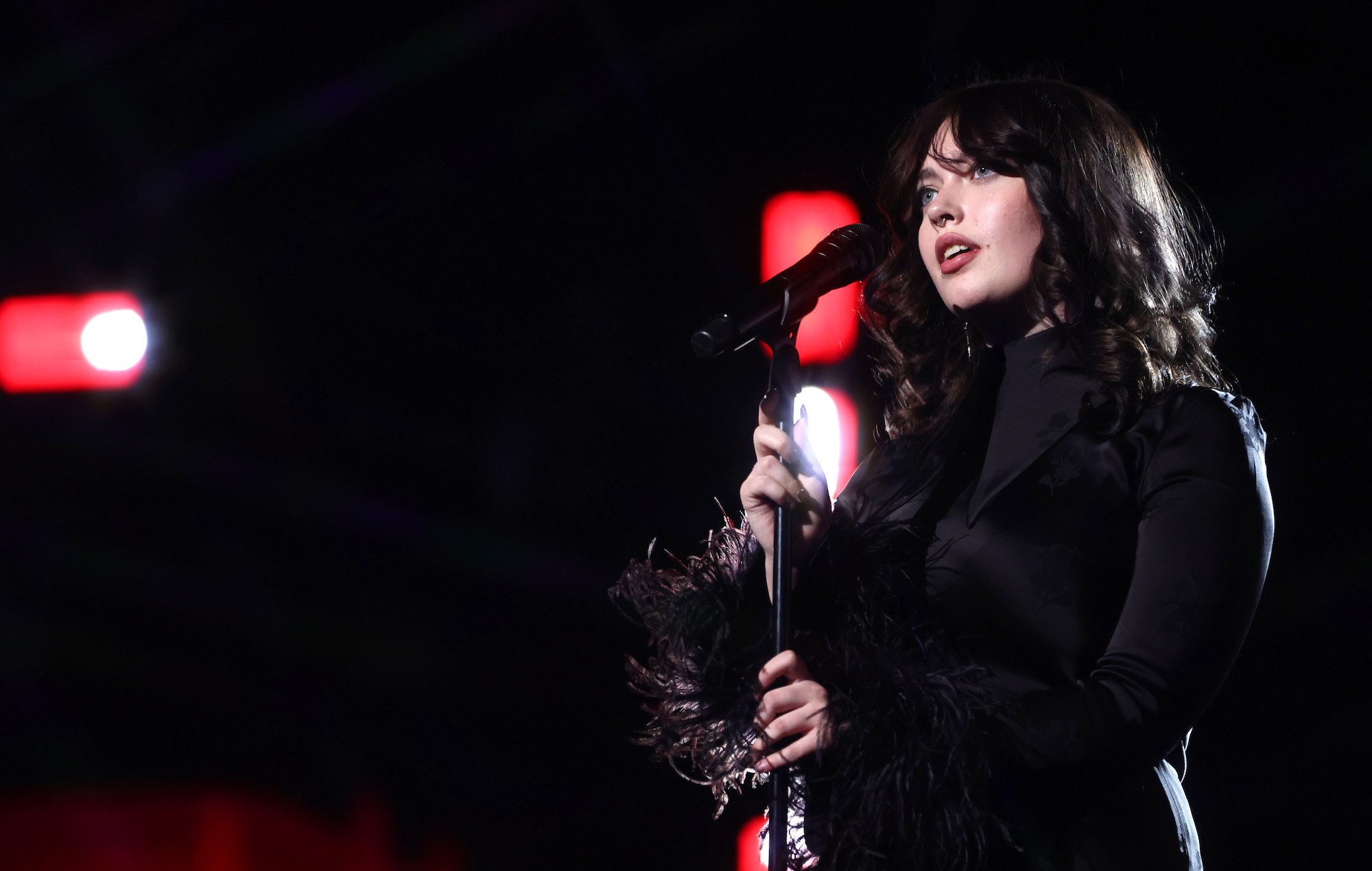 Vea a Violet, la hija de Dave Grohl, versionando a Jeff Buckley en el concierto de homenaje a Taylor Hawkins