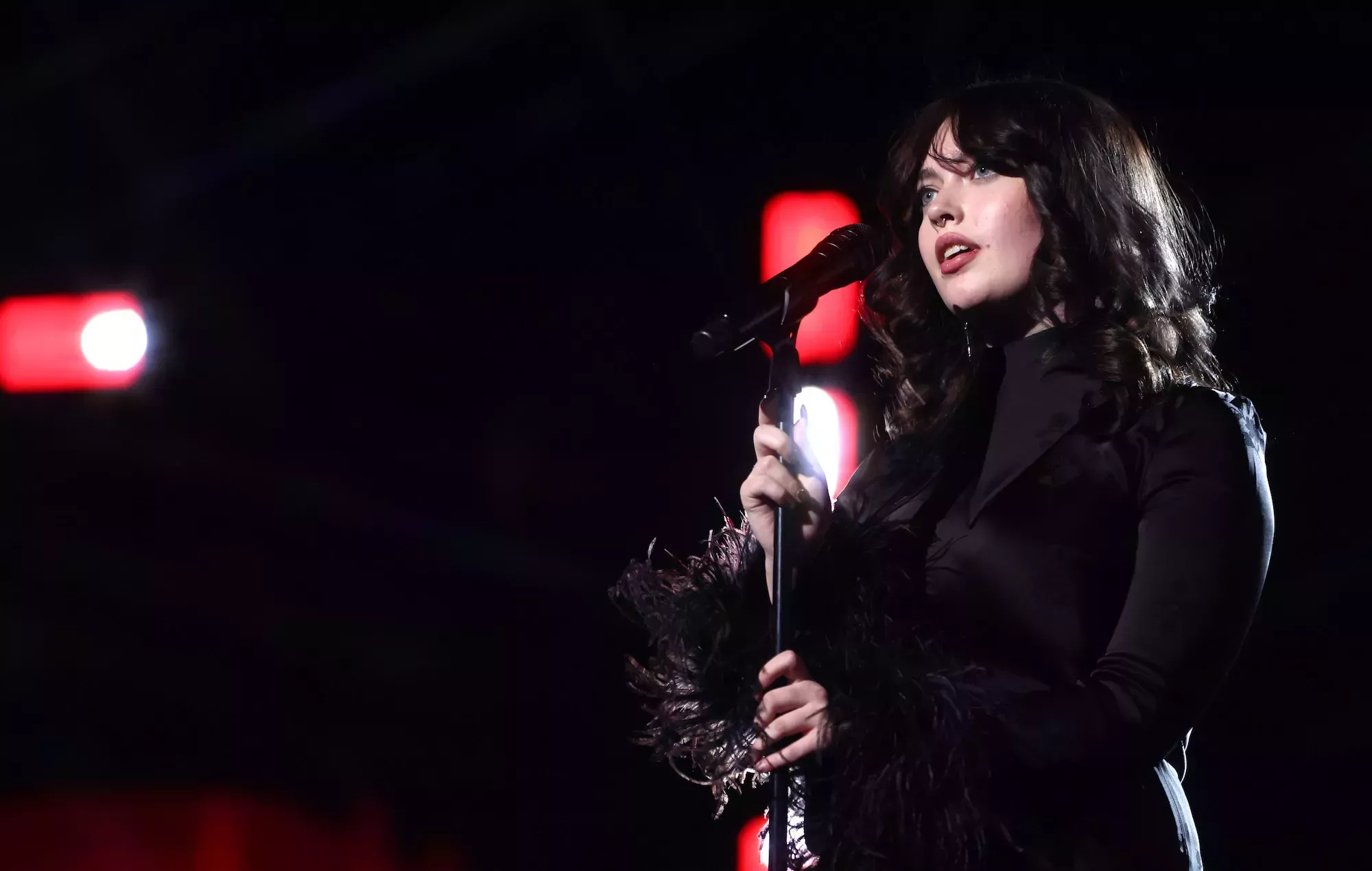 Vea a Violet, la hija de Dave Grohl, versionando a Jeff Buckley en el concierto de homenaje a Taylor Hawkins