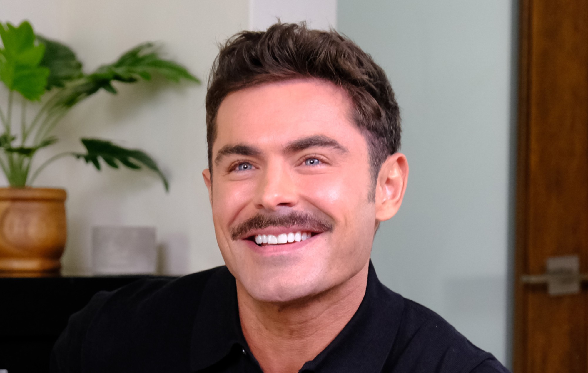 Zac Efron aborda los rumores de cirugía plástica en la mandíbula