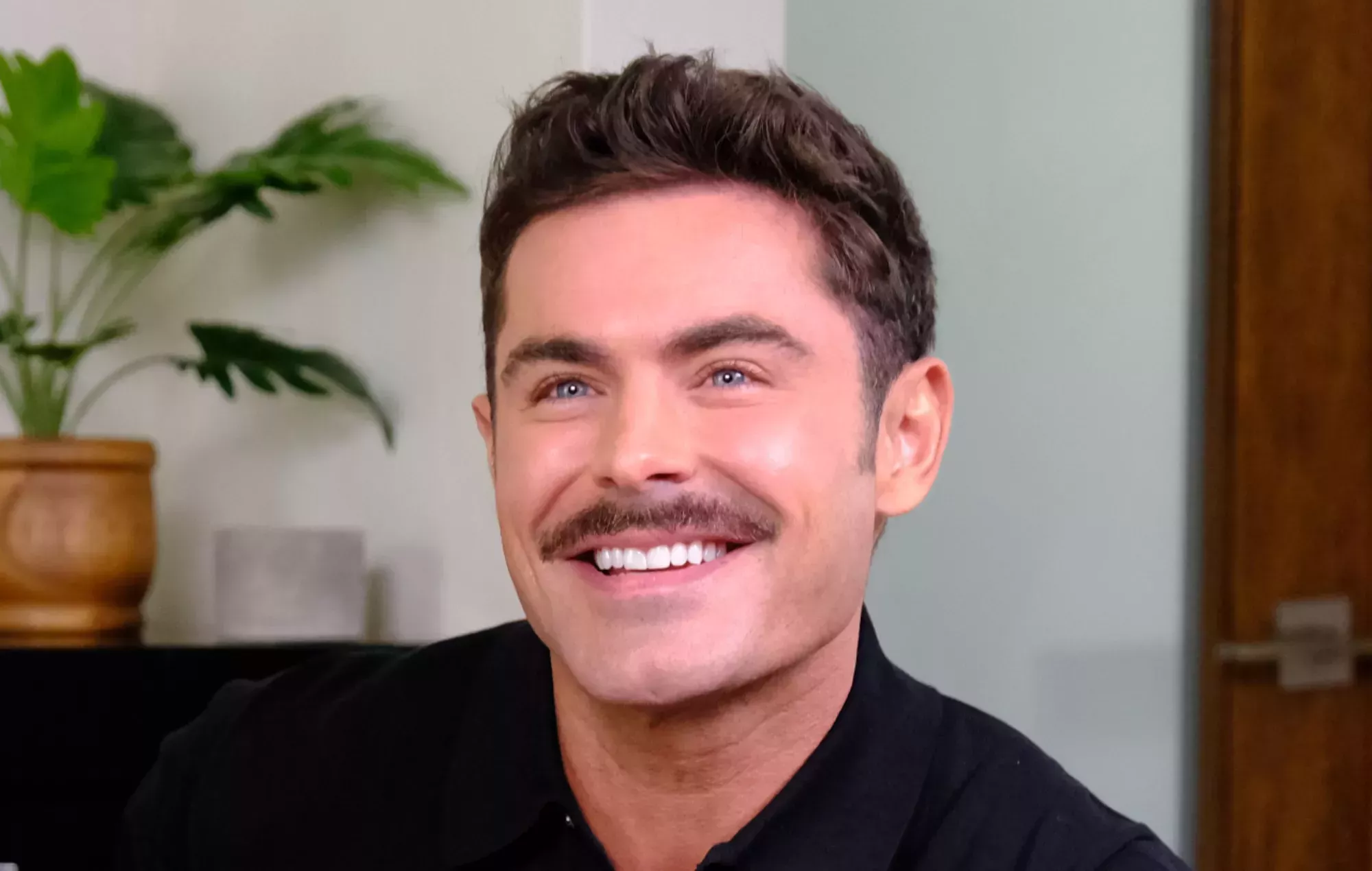 Zac Efron aborda los rumores de cirugía plástica en la mandíbula