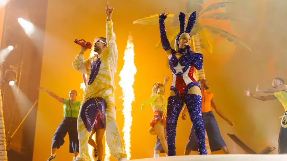 

	
		Bad Bunny lleva a Puerto Rico al estadio SoFi de Los Ángeles con la invitada sorpresa Ivy Queen: Reseña del concierto
	
	
