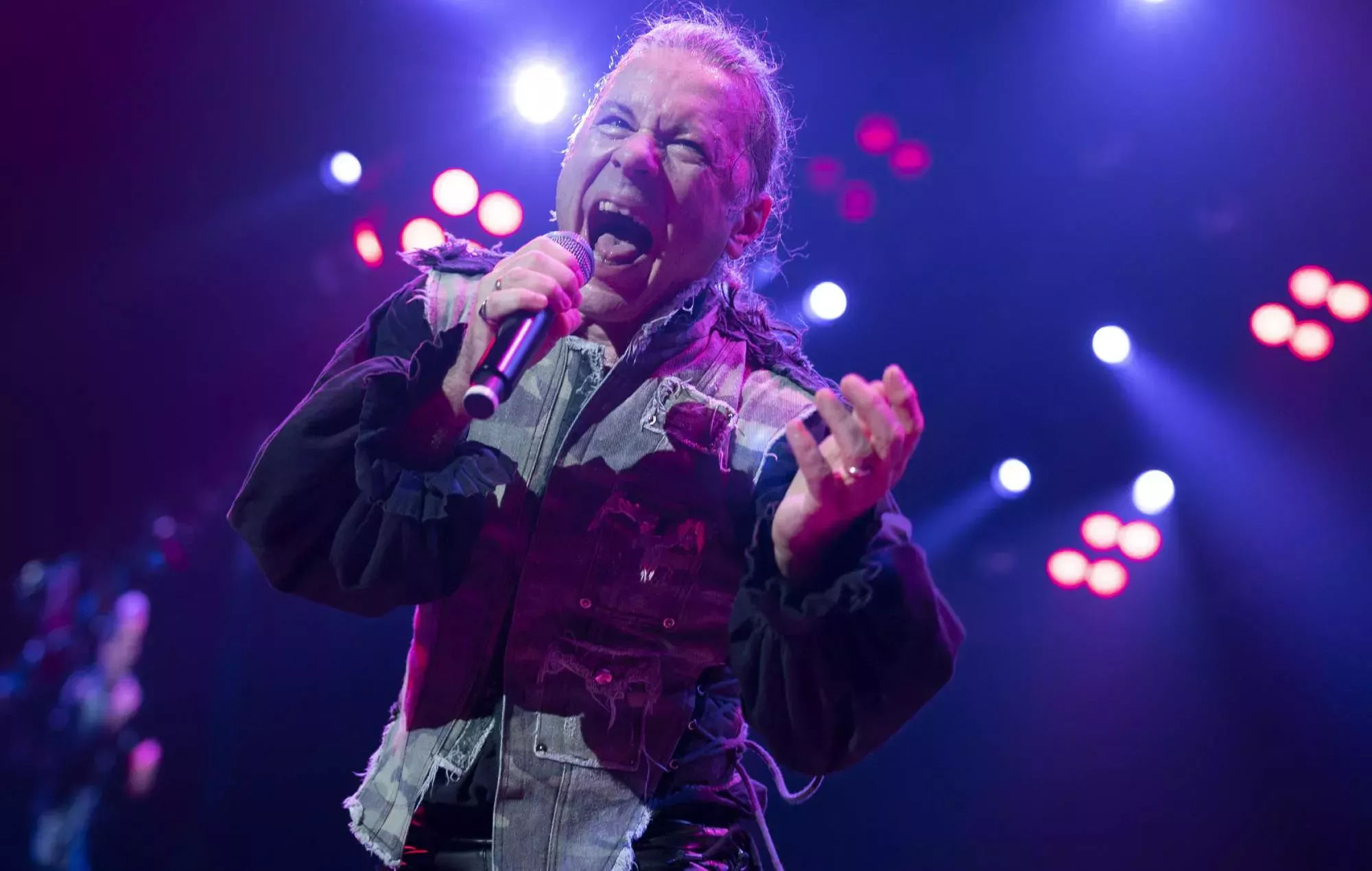 Bruce Dickinson denuncia a los asistentes al concierto por fumar hierba en el show de Iron Maiden