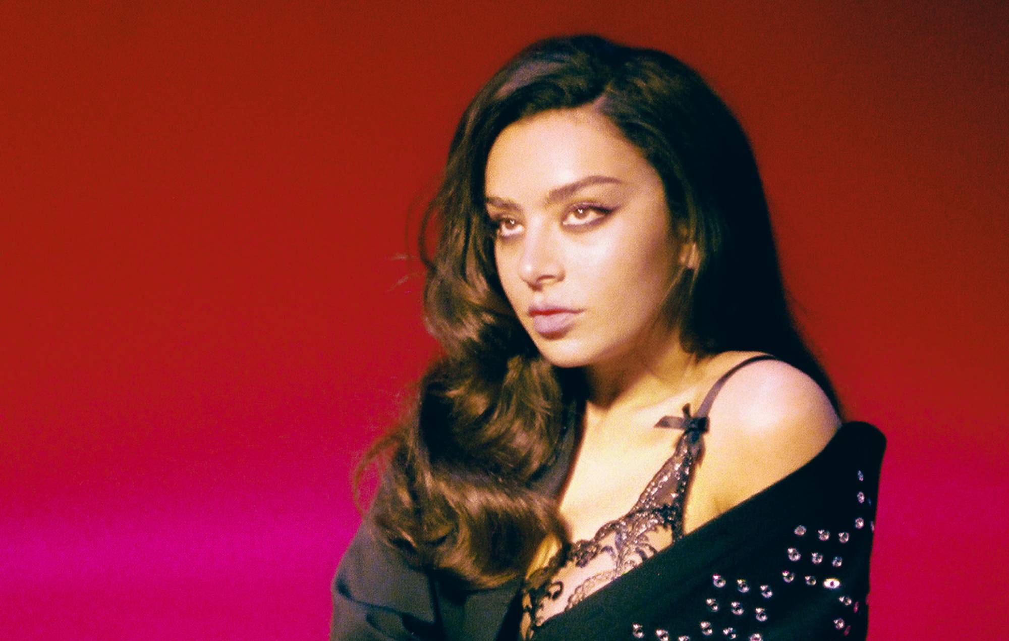 Charli XCX está escribiendo un libro: "No hay fecha límite"