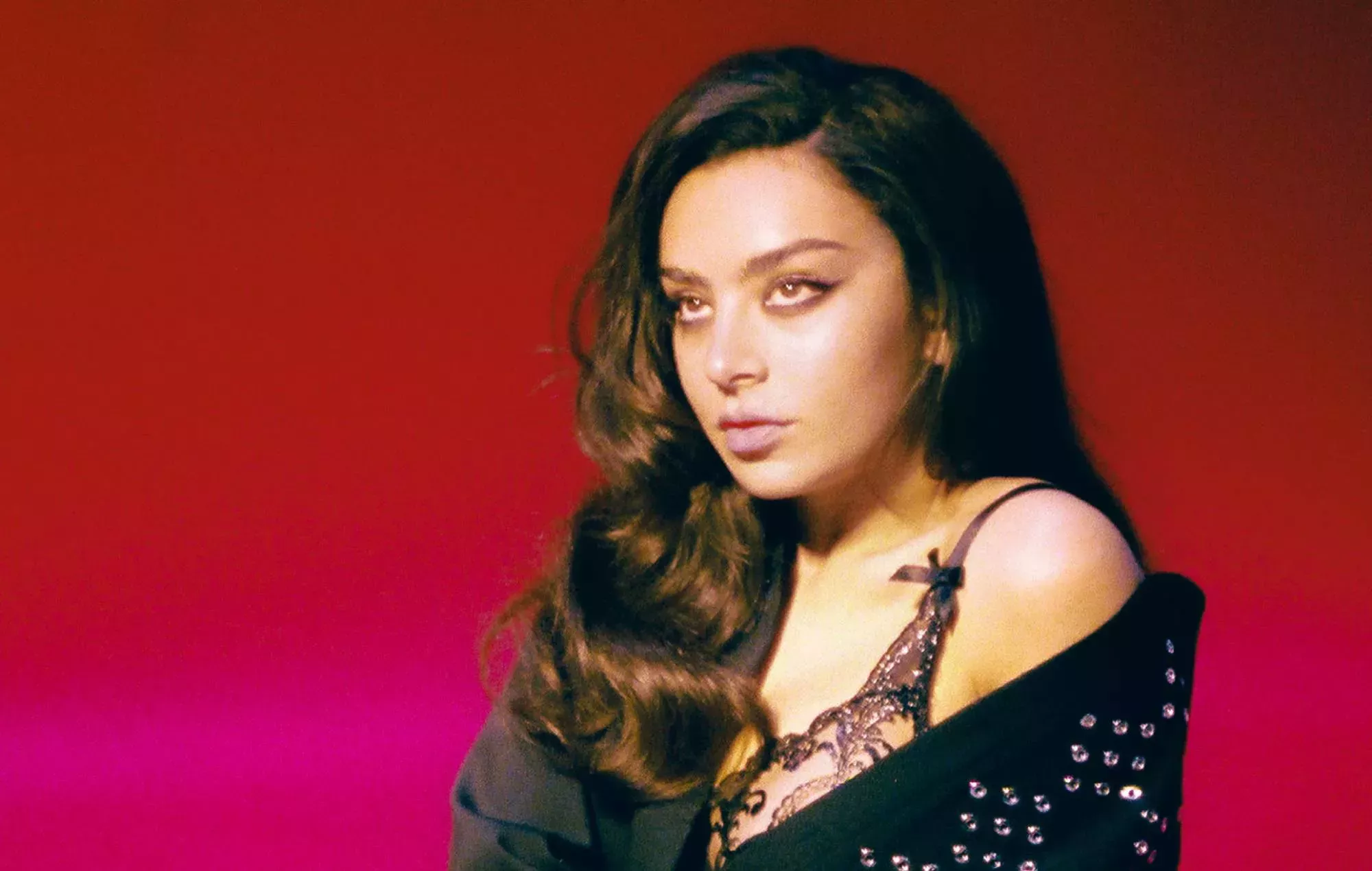 Charli XCX está escribiendo un libro: 