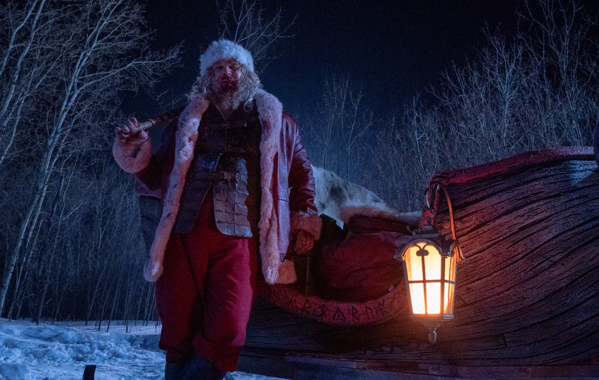 David Harbour reparte "palizas de temporada" como Papá Noel en el tráiler de 'La noche violenta'