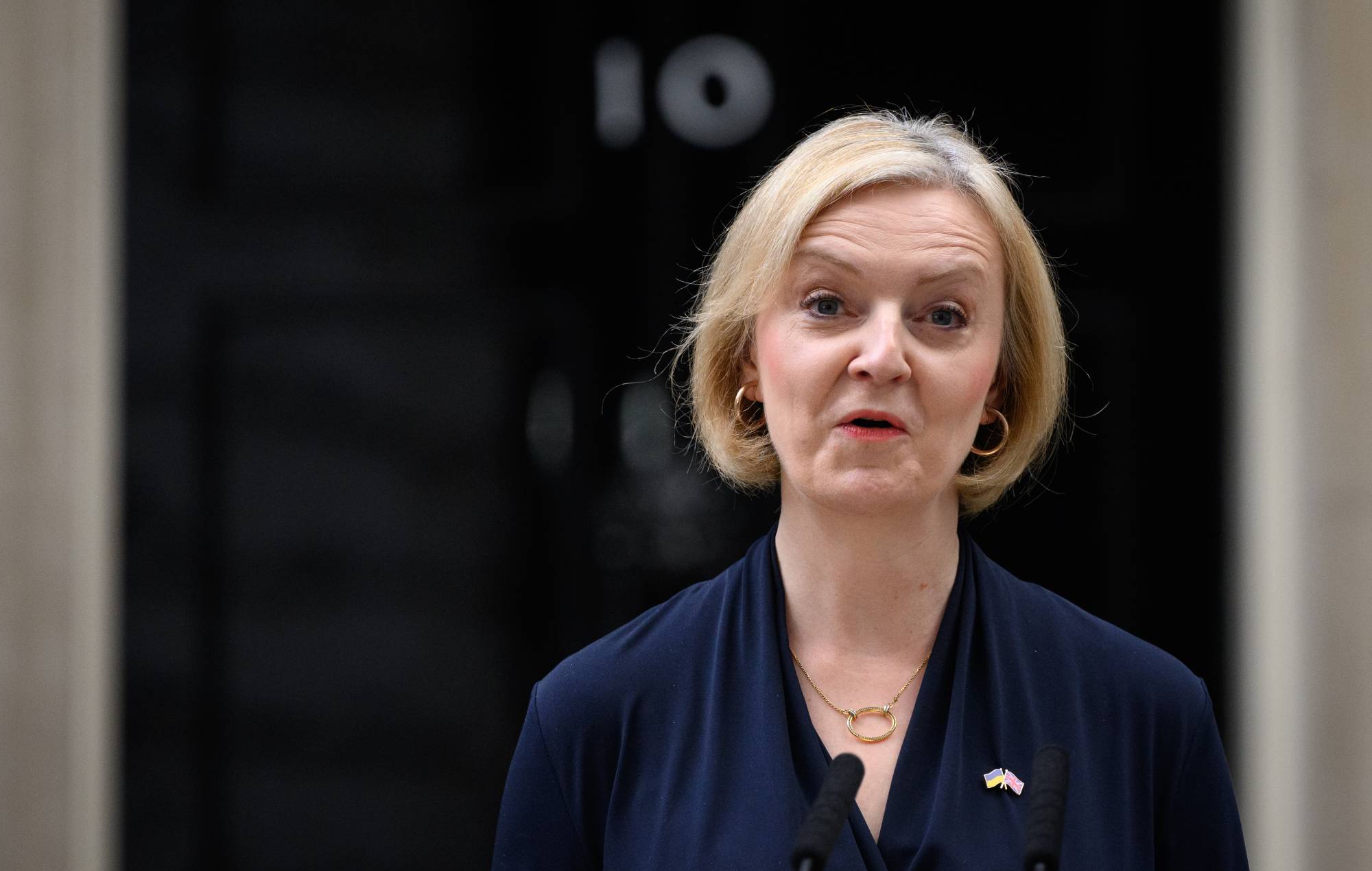 El mundo de la música y el espectáculo reacciona ante la dimisión de Liz Truss como primera ministra: "Elecciones generales YA"